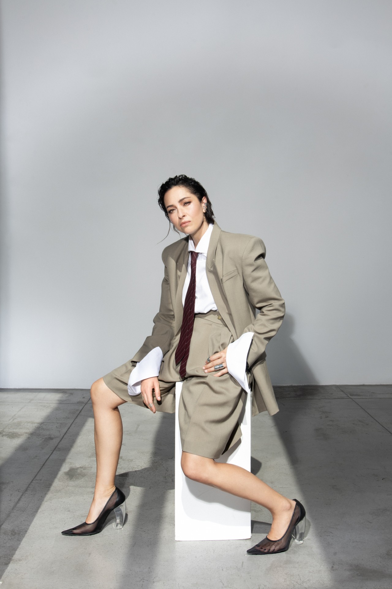 glumica intervju, nagrada orlando, nagrada hrvatskog glumišta, nagrada vladimir nazor, zlatna arena dražen, film dražen biserka petrović, predstava ekvinocijo, dubrovačke ljetne igre ekvinocijo, hrvatske glumice nagrade, najbolja hrvatska glumica, suvremeno hrvatsko kazalište, hrvatski film nagrade, jasmila žbanić film na putu, shooting star europe, nominacija europski oscar, olivier award hrvatska glumica, intervju poznata glumica, žene u kazalištu, jake ženske uloge, glumice nagrađene u hrvatskoj, inspirativna životna priča glumice, intervju lifestyle hrvatska, karijera hrvatske glumice, nagrađivana hrvatska glumica, brač otok mir, život na braču, glumica i priroda, masline na braču, vrtlarenje poznatih, poznati i biljke, priroda i inspiracija glumaca, hrvatska kazališna scena, hrvatska filmska scena, nagrade u kazalištu i filmu, kreativnost i djetinjstvo, biti dijete u odraslom životu, žene borci u umjetnosti, inspiracija iz obitelji, intervju s poznatom glumicom, kako glumci pronalaze sebe, put do samopouzdanja glumaca, glumica i uspjeh, što je uspjeh u životu, intervju dražen film, biserka petrović film, poznate uloge hrvatskih glumica, ekvinocijo dubrovnik, hrvatska klasika u kazalištu, aktualnost ekvinocija, teme ekvinocija predstava, mladi odlaze trbuhom za kruhom, žene u patrijarhatu, položaj žena u kazalištu, glumica protiv nejednakosti, život između zagreba i brača, balans karijere i privatnog života, priroda kao terapija, biljke i mentalno zdravlje, meditacija kroz prirodu, vrt kao utočište, maslinici na dalmatinskim otocima, hrvatska glumačka scena 2025, intervju s nagrađivanom glumicom, kako nastaju velike uloge, izazovi glumačkog posla, kreativnost u glumi, životne lekcije poznatih glumaca, ostati dijete u umjetnosti, inspirativni intervjui poznatih, karijera hrvatskih umjetnika, nagrade i priznanja hrvatskih glumaca, brač kao inspiracija, dubrovnik kazalište, hrvatska kultura i umjetnost, žene u hrvatskom filmu, snažne žene u umjetnosti, introspektiva glumice, citati poznatih glumica, životne vrijednosti glumaca, što znači biti glumac, posao ili strast glumca, prekretnice u karijeri glumaca, hrvatska kazališna nagrada orlando, intervju o životu i karijeri, umjetnost i svakodnevni život, balans između posla i života, što znači uspjeh za glumca, glumci i privatni život, introspektiva poznatih ljudi, kreativnost i životni stil, inspiracija kroz uloge, dubrovačke ljetne igre predstave, hrvatske glumice u inozemstvu, hrvatska u svjetskom kazalištu, hrvatske glumice u londonskom teatru, Olivier nagrada hrvatska, kako graditi samopouzdanje u karijeri, vrijednosti u životu i umjetnosti