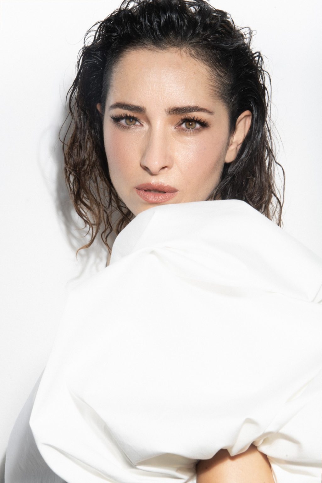 glumica intervju, nagrada orlando, nagrada hrvatskog glumišta, nagrada vladimir nazor, zlatna arena dražen, film dražen biserka petrović, predstava ekvinocijo, dubrovačke ljetne igre ekvinocijo, hrvatske glumice nagrade, najbolja hrvatska glumica, suvremeno hrvatsko kazalište, hrvatski film nagrade, jasmila žbanić film na putu, shooting star europe, nominacija europski oscar, olivier award hrvatska glumica, intervju poznata glumica, žene u kazalištu, jake ženske uloge, glumice nagrađene u hrvatskoj, inspirativna životna priča glumice, intervju lifestyle hrvatska, karijera hrvatske glumice, nagrađivana hrvatska glumica, brač otok mir, život na braču, glumica i priroda, masline na braču, vrtlarenje poznatih, poznati i biljke, priroda i inspiracija glumaca, hrvatska kazališna scena, hrvatska filmska scena, nagrade u kazalištu i filmu, kreativnost i djetinjstvo, biti dijete u odraslom životu, žene borci u umjetnosti, inspiracija iz obitelji, intervju s poznatom glumicom, kako glumci pronalaze sebe, put do samopouzdanja glumaca, glumica i uspjeh, što je uspjeh u životu, intervju dražen film, biserka petrović film, poznate uloge hrvatskih glumica, ekvinocijo dubrovnik, hrvatska klasika u kazalištu, aktualnost ekvinocija, teme ekvinocija predstava, mladi odlaze trbuhom za kruhom, žene u patrijarhatu, položaj žena u kazalištu, glumica protiv nejednakosti, život između zagreba i brača, balans karijere i privatnog života, priroda kao terapija, biljke i mentalno zdravlje, meditacija kroz prirodu, vrt kao utočište, maslinici na dalmatinskim otocima, hrvatska glumačka scena 2025, intervju s nagrađivanom glumicom, kako nastaju velike uloge, izazovi glumačkog posla, kreativnost u glumi, životne lekcije poznatih glumaca, ostati dijete u umjetnosti, inspirativni intervjui poznatih, karijera hrvatskih umjetnika, nagrade i priznanja hrvatskih glumaca, brač kao inspiracija, dubrovnik kazalište, hrvatska kultura i umjetnost, žene u hrvatskom filmu, snažne žene u umjetnosti, introspektiva glumice, citati poznatih glumica, životne vrijednosti glumaca, što znači biti glumac, posao ili strast glumca, prekretnice u karijeri glumaca, hrvatska kazališna nagrada orlando, intervju o životu i karijeri, umjetnost i svakodnevni život, balans između posla i života, što znači uspjeh za glumca, glumci i privatni život, introspektiva poznatih ljudi, kreativnost i životni stil, inspiracija kroz uloge, dubrovačke ljetne igre predstave, hrvatske glumice u inozemstvu, hrvatska u svjetskom kazalištu, hrvatske glumice u londonskom teatru, Olivier nagrada hrvatska, kako graditi samopouzdanje u karijeri, vrijednosti u životu i umjetnosti