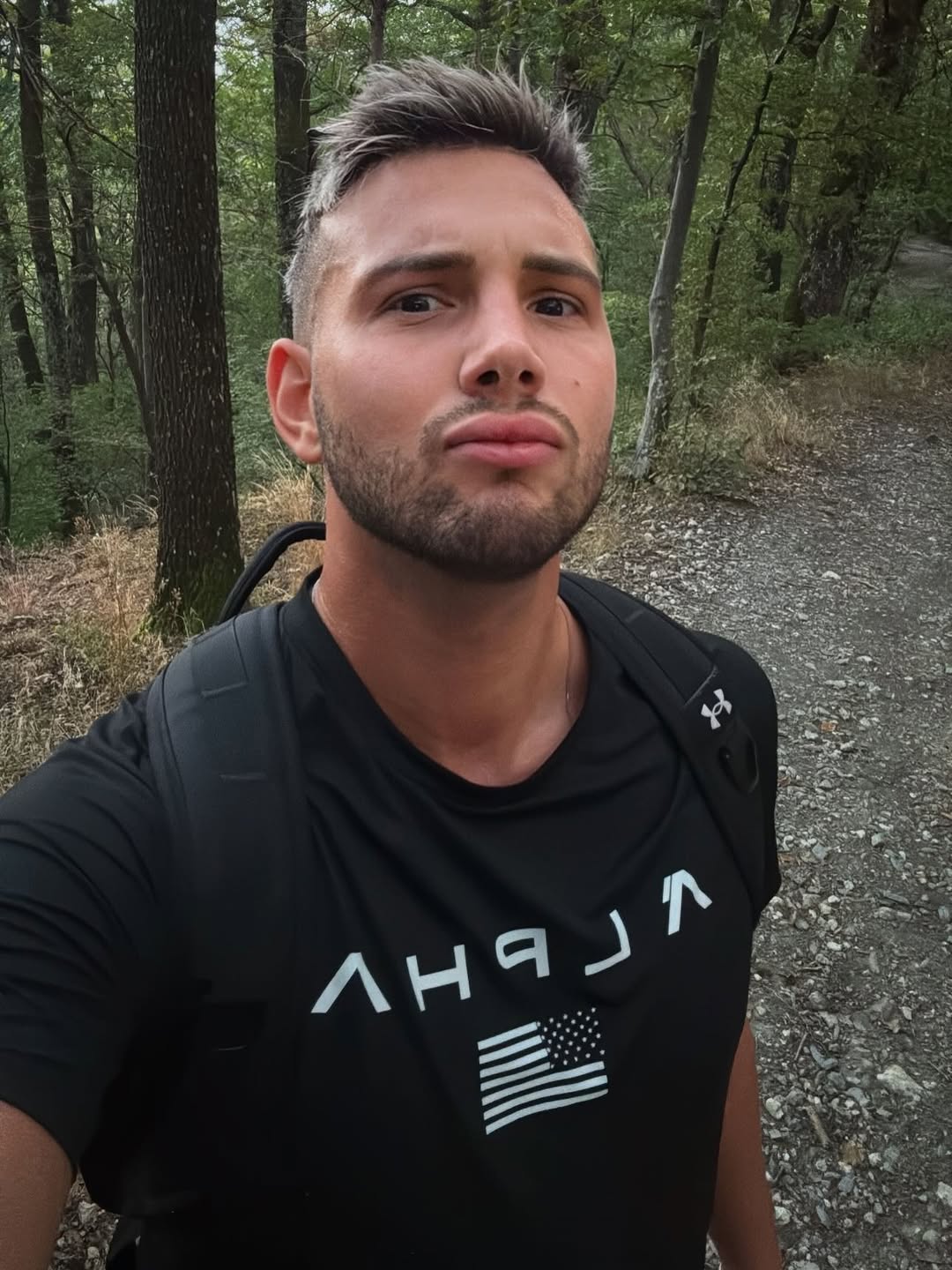 Svemiru zaista možemo zahvaliti što je odlučio ostaviti „goli look“ iza sebe i pokazati koliko mu samopouzdano pristaje moderan, sexy, a opet profinjen stil. Alen je još jednom dokazao da ima ne samo šarm i scensku prisutnost, već i instinkt za estetiku koja inspirira. Njegova kosa sada priča priču o novom poglavlju – o samopouzdanju, osobnom rastu i stavu koji jednostavno osvaja.