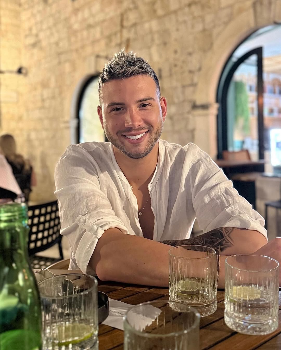 Svemiru zaista možemo zahvaliti što je odlučio ostaviti „goli look“ iza sebe i pokazati koliko mu samopouzdano pristaje moderan, sexy, a opet profinjen stil. Alen je još jednom dokazao da ima ne samo šarm i scensku prisutnost, već i instinkt za estetiku koja inspirira. Njegova kosa sada priča priču o novom poglavlju – o samopouzdanju, osobnom rastu i stavu koji jednostavno osvaja.