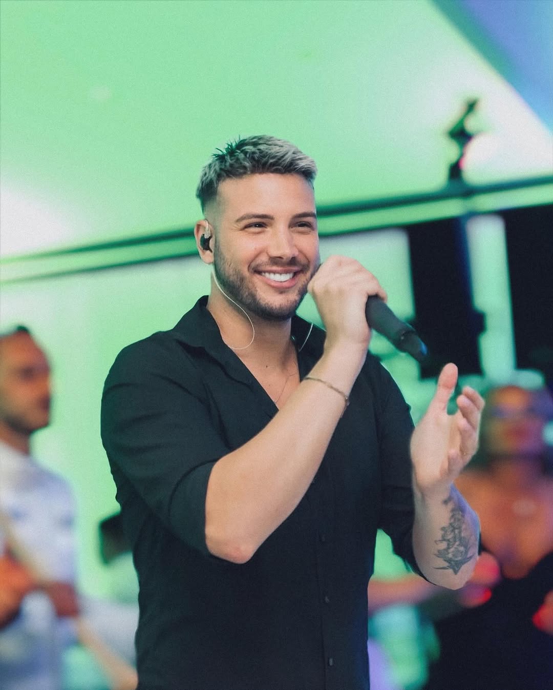 Svemiru zaista možemo zahvaliti što je odlučio ostaviti „goli look“ iza sebe i pokazati koliko mu samopouzdano pristaje moderan, sexy, a opet profinjen stil. Alen je još jednom dokazao da ima ne samo šarm i scensku prisutnost, već i instinkt za estetiku koja inspirira. Njegova kosa sada priča priču o novom poglavlju – o samopouzdanju, osobnom rastu i stavu koji jednostavno osvaja.