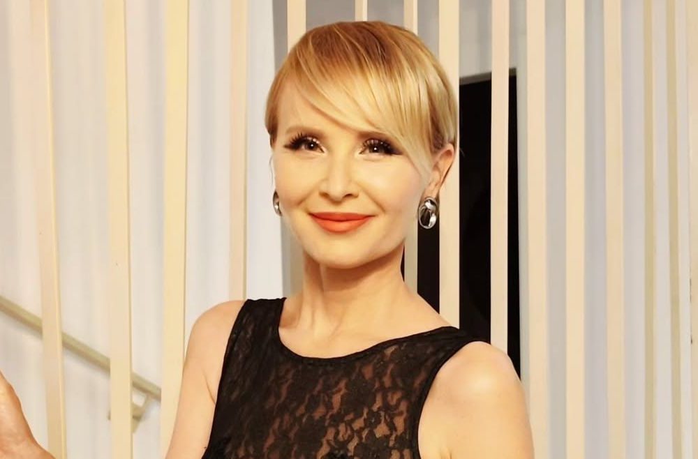 Njezino lice odiše svježinom i prirodnošću – blistava koža, decentna šminka i naglašene crte lica čine je prepoznatljivom u svakoj prigodi. Danijela je poznata po tome da nikada ne pretjeruje – njezin make-up uvijek je u znaku suptilne ženstvenosti, s naglaskom na zdravi sjaj kože i profinjene detalje poput blago istaknutih očiju ili diskretnih ruževa u nježnim tonovima. Kada je riječ o frizuri, pjevačica ostaje vjerna sofisticiranim i prirodnim lookovima – od klasičnih bob varijacija do mekanih valova, njezina kosa uvijek izgleda njegovana i zdrava. Upravo ta konzistentnost u stilu čini Danijelu ikonom bezvremenske ljepote. Osim vanjskog izgleda, jasno je da pjevačica svoju ljepotu gradi i iznutra. Poznata po svom optimizmu i pozitivnoj energiji, Danijela naglašava važnost ravnoteže, lagane prehrane, redovitog kretanja i – možda najvažnije – iskrenog osmijeha. Upravo kombinacija unutarnje harmonije i vanjske elegancije razlog je zašto i danas, s jednakim žarom, osvaja pozornice i naslovnice. Danijela Martinović dokaz je da prava ljepota nikada ne izlazi iz mode – ona je spoj stila, discipline i osobne autentičnosti.