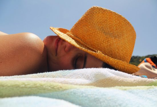 nježna eksfolijacija, eksfolijacija lica, piling za lice, piling tonik, mikroeksfolijant, kemijski piling, mehanički piling, prirodni piling, Smilje piling, aktivni ugljen piling, koštice marelice, ulja masline, eterična ulja, hijaluronska kiselina, pantenol, glicerin, betain, mandelična kiselina, glukonolakton, laktobionska kiselina, salicilna kiselina, vitamin H, biotin, alantoin, masna koža, suha koža, mješovita koža, problematična koža, ožiljci od akni, hiperpigmentacija, ten bez mrlja, glatka koža, ujednačen ten, sjaj kože, hidratacija lica, regeneracija kože, revitalizacija kože, anti-akne, anti-upalno, njegujući tonik, njegujući piling, kućna njega kože, dnevna rutina kože, večernja rutina kože, njegujući fluid, zaštita od sunca, SPF 50, UVA zaštita, UVB zaštita, professional fluid, satenski finiš, brzo upijanje, podloga za makeup, post-ljetna njega, ljetna njega kože, ten poslije ljeta, zdrava koža, blistava koža, anti-pigmentacija, sprječavanje prištića, dubinsko čišćenje, čišćenje pora, hranjiva njega, prirodna kozmetika, NATRUE certifikat, hrvatska kozmetika, Olival proizvodi, kozmetički savjeti, beauty savjeti, skincare rutina, ljepota kože, zdrava rutina, ugodna njega, tretmanska njega, piling kod kuće, kućni piling, njegujuća formula, dugotrajna njega, mladoliki ten, osvježavanje tena, lagana tekstura, glatka tekstura kože, piling za masnu kožu, piling za suhu kožu, njegujući preparati, anti-age njega, kućna skincare rutina, osvježavajući tonik, hidratantni piling, prirodni sastojci, glatki ten, njegujući proizvodi za lice, kozmetički ritual, revitalizirajući piling, njegujuća njega, beauty rutina kod kuće, savršena koža, zdrava i hranjena koža, njegujući tretman, njegujući ritual, piling i tonik, njegujući serum, koža bez nesavršenosti, njegujuća kombinacija.