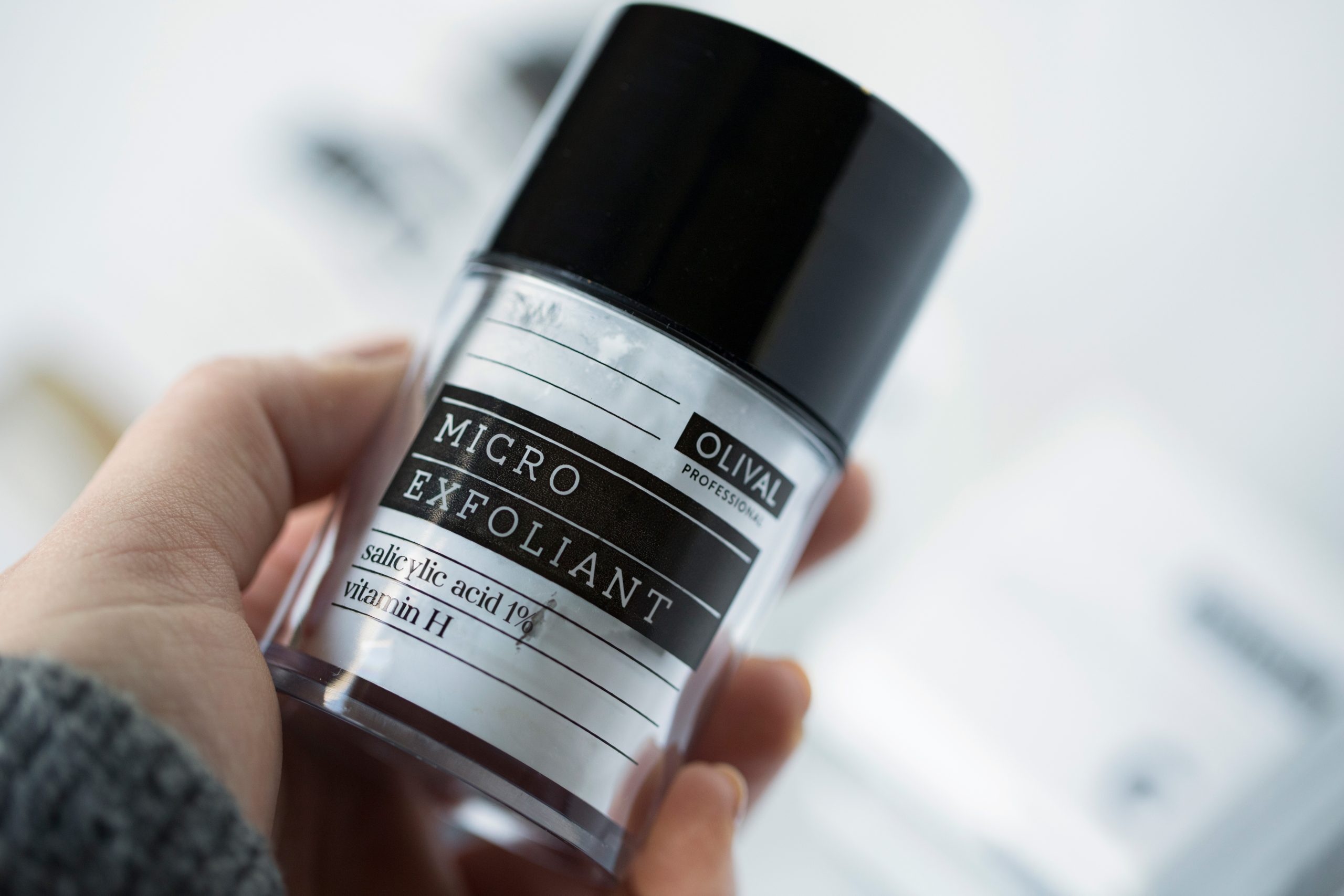 nježna eksfolijacija, eksfolijacija lica, piling za lice, piling tonik, mikroeksfolijant, kemijski piling, mehanički piling, prirodni piling, Smilje piling, aktivni ugljen piling, koštice marelice, ulja masline, eterična ulja, hijaluronska kiselina, pantenol, glicerin, betain, mandelična kiselina, glukonolakton, laktobionska kiselina, salicilna kiselina, vitamin H, biotin, alantoin, masna koža, suha koža, mješovita koža, problematična koža, ožiljci od akni, hiperpigmentacija, ten bez mrlja, glatka koža, ujednačen ten, sjaj kože, hidratacija lica, regeneracija kože, revitalizacija kože, anti-akne, anti-upalno, njegujući tonik, njegujući piling, kućna njega kože, dnevna rutina kože, večernja rutina kože, njegujući fluid, zaštita od sunca, SPF 50, UVA zaštita, UVB zaštita, professional fluid, satenski finiš, brzo upijanje, podloga za makeup, post-ljetna njega, ljetna njega kože, ten poslije ljeta, zdrava koža, blistava koža, anti-pigmentacija, sprječavanje prištića, dubinsko čišćenje, čišćenje pora, hranjiva njega, prirodna kozmetika, NATRUE certifikat, hrvatska kozmetika, Olival proizvodi, kozmetički savjeti, beauty savjeti, skincare rutina, ljepota kože, zdrava rutina, ugodna njega, tretmanska njega, piling kod kuće, kućni piling, njegujuća formula, dugotrajna njega, mladoliki ten, osvježavanje tena, lagana tekstura, glatka tekstura kože, piling za masnu kožu, piling za suhu kožu, njegujući preparati, anti-age njega, kućna skincare rutina, osvježavajući tonik, hidratantni piling, prirodni sastojci, glatki ten, njegujući proizvodi za lice, kozmetički ritual, revitalizirajući piling, njegujuća njega, beauty rutina kod kuće, savršena koža, zdrava i hranjena koža, njegujući tretman, njegujući ritual, piling i tonik, njegujući serum, koža bez nesavršenosti, njegujuća kombinacija.