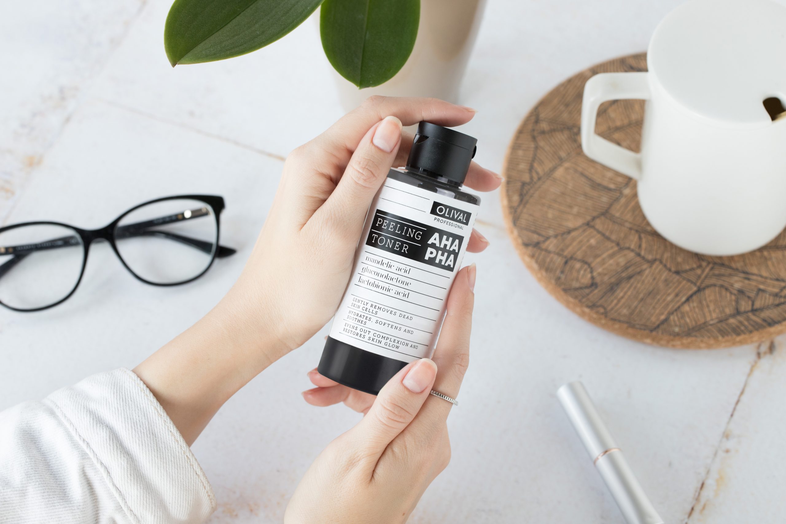 nježna eksfolijacija, eksfolijacija lica, piling za lice, piling tonik, mikroeksfolijant, kemijski piling, mehanički piling, prirodni piling, Smilje piling, aktivni ugljen piling, koštice marelice, ulja masline, eterična ulja, hijaluronska kiselina, pantenol, glicerin, betain, mandelična kiselina, glukonolakton, laktobionska kiselina, salicilna kiselina, vitamin H, biotin, alantoin, masna koža, suha koža, mješovita koža, problematična koža, ožiljci od akni, hiperpigmentacija, ten bez mrlja, glatka koža, ujednačen ten, sjaj kože, hidratacija lica, regeneracija kože, revitalizacija kože, anti-akne, anti-upalno, njegujući tonik, njegujući piling, kućna njega kože, dnevna rutina kože, večernja rutina kože, njegujući fluid, zaštita od sunca, SPF 50, UVA zaštita, UVB zaštita, professional fluid, satenski finiš, brzo upijanje, podloga za makeup, post-ljetna njega, ljetna njega kože, ten poslije ljeta, zdrava koža, blistava koža, anti-pigmentacija, sprječavanje prištića, dubinsko čišćenje, čišćenje pora, hranjiva njega, prirodna kozmetika, NATRUE certifikat, hrvatska kozmetika, Olival proizvodi, kozmetički savjeti, beauty savjeti, skincare rutina, ljepota kože, zdrava rutina, ugodna njega, tretmanska njega, piling kod kuće, kućni piling, njegujuća formula, dugotrajna njega, mladoliki ten, osvježavanje tena, lagana tekstura, glatka tekstura kože, piling za masnu kožu, piling za suhu kožu, njegujući preparati, anti-age njega, kućna skincare rutina, osvježavajući tonik, hidratantni piling, prirodni sastojci, glatki ten, njegujući proizvodi za lice, kozmetički ritual, revitalizirajući piling, njegujuća njega, beauty rutina kod kuće, savršena koža, zdrava i hranjena koža, njegujući tretman, njegujući ritual, piling i tonik, njegujući serum, koža bez nesavršenosti, njegujuća kombinacija.