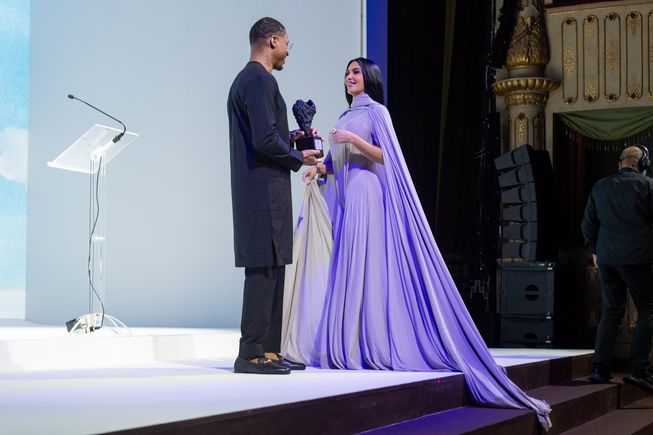 Kim Kardashian, DVF Awards, Venice fashion, Maison Margiela, couture haljina, modna kontroverza, prozirna haljina, plašt, avangardna moda, Instagram reakcije, celebrity fashion, modna drama, haljina do poda, bodice detalji, korzet, modni šok, američka zvijezda, modna inspiracija, modna turneja, Venecija, talijanska moda, crna hooded haljina, North West, dječji stajling, pinstriped komplet, safety pin detalji, plave pletenice, slip haljina, crop top, thong sandale, modni izričaj, modna hrabrost, Instagram komentari, modni fanovi, modni bijes, modni divljenje, avant-garde look, modne kontroverze, couture 2025, fashion week, Glenn Martens, Margiela couture, prozirni look, floor-length gown, dramatic cape, celebrity style, red carpet look, elegantna haljina, moderni glamur, američka reality zvijezda, celebrity outfiti, social media buzz, trending fashion, fashion debate, fashion news, viral fashion, modni hit, fashion critique, fashion review, couture drama, Hollywood fashion, fashion icon, street style, fashion influence, celebrity appearance, award show style, fashion statement, fashion trends 2025, haute couture, fashion experiment, modna inovacija, fashion risk, celebrity event, fashion alert, viral moment, trend alert, modna estetika, fashion spectacle, bold fashion, daring style, iconic look, celebrity couture, fashion buzz 2025, red carpet glamour, exclusive fashion, fashion headlines, Venice style, fashion spotlight, haute couture Venice, fashion commentary, modna fotografija, celebrity news, fashion inspiration, daring outfit, standout look, modni izraz, fashion culture, fashion highlights, couture event, fashion obsession, show-stopping look, fashion fascination, must-see fashion, avant-garde couture, fashion enthusiasts, modni trenutak