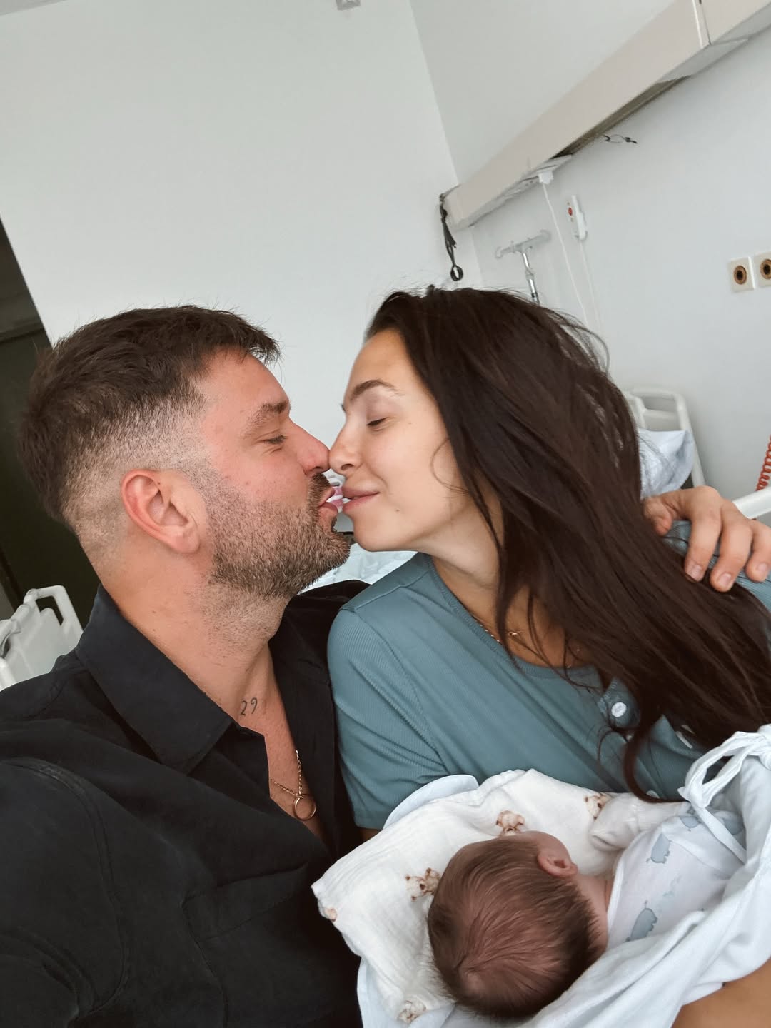 Bok, ja sam Noa. Sinoć sam u 1:15 alarmirao mamu da želim van, a već u 1:39 smo se upoznali! Da, skoro sam se rodio na putu do bolnice! 🤷🏻‍♂☺ Iznenađenje – deset dana prije nego što sam obećao. Moja mama je lavica 😊 
