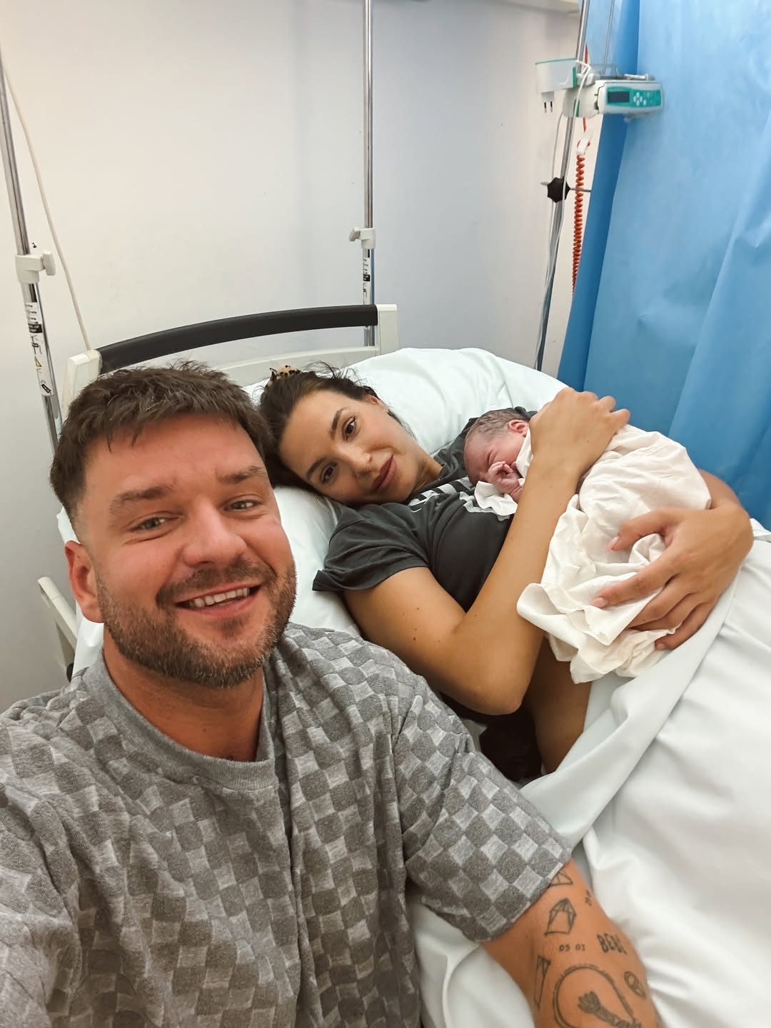 Bok, ja sam Noa. Sinoć sam u 1:15 alarmirao mamu da želim van, a već u 1:39 smo se upoznali! Da, skoro sam se rodio na putu do bolnice! 🤷🏻‍♂☺ Iznenađenje – deset dana prije nego što sam obećao. Moja mama je lavica 😊 