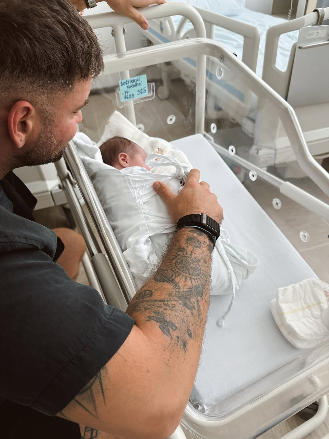 Bok, ja sam Noa. Sinoć sam u 1:15 alarmirao mamu da želim van, a već u 1:39 smo se upoznali! Da, skoro sam se rodio na putu do bolnice! 🤷🏻‍♂☺ Iznenađenje – deset dana prije nego što sam obećao. Moja mama je lavica 😊 