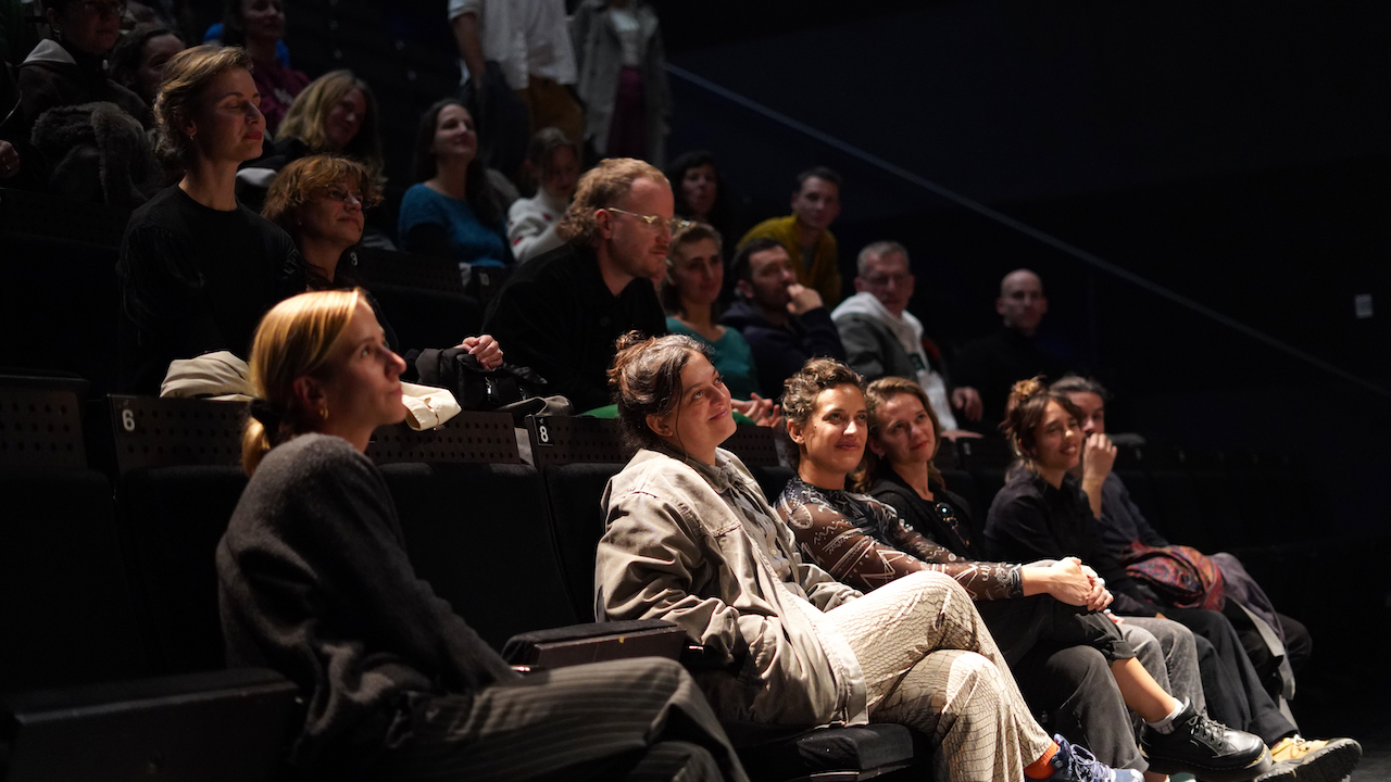 19. izdanje Improspekcija 𝕻𝖔𝖘𝖑𝖎𝖏𝖊𝕾𝖛𝖎𝖏𝖊𝖙 nastavlja se izvedbama Misty Superdeluxe i Lane Lehpamer te premijerom filma Ashkana Sepahvanda 