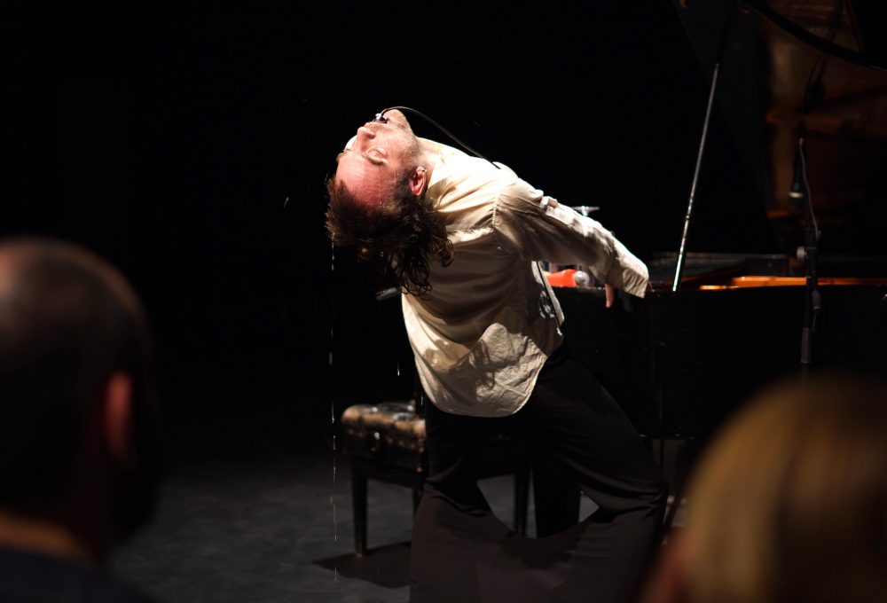 19. izdanje Improspekcija 𝕻𝖔𝖘𝖑𝖎𝖏𝖊𝕾𝖛𝖎𝖏𝖊𝖙 nastavlja se izvedbama Misty Superdeluxe i Lane Lehpamer te premijerom filma Ashkana Sepahvanda