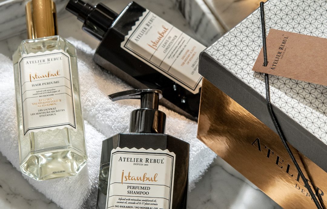 Atelier Rebul, Rebul parfemi, Rebul mirisi, luksuzni parfemi, francuska elegancija, istanbulska duša, mirisna tradicija, povijest Rebula, parfemski brend, premium parfemi, mirisi za dom, luksuzni difuzori, svijeće Rebul, ekskluzivni parfemi, Alberto Morillas, parfemski majstor, njega tijela, gel za tuširanje, losioni za tijelo, kreme za ruke, sapuni Rebul, maglice za kosu, ulja za tijelo, eterična ulja, prirodni sastojci, parfemske note, mirisna čarolija, sofisticirani proizvodi, luksuzna njega, luksuzni brendovi, Istanbul parfemi, francuski ljekarnik, Jean Cesar Reboul, brend s tradicijom, 130 godina Rebul, elegantni proizvodi, parfemi za žene, parfemi za muškarce, unisex parfemi, luksuzna linija, parfemi za dom, mirisni difuzori, hotelski mirisi, spa centar proizvodi, luksuzni SPA proizvodi, poslovni pokloni, mirisni pokloni, premium brend, hrvatska distribucija, Douglas parfumerija, webshop parfemi, lifestyle brend, luksuzna kozmetika, farmaceutski standardi, parfemi visoke kvalitete, etanol, prirodna kozmetika, wellness proizvodi, aromaterapija, luksuzni dodaci, interijerni mirisi, mirisni sustavi, električni difuzori, HVAC difuzori, sofisticirani mirisi, elegantni pokloni, brend s poviješću, luksuzni mirisi, profinjena kozmetika, luksuzni lifestyle, parfemska tradicija, parfemska umjetnost, francuski parfemi, turski parfemi, mirisna inspiracija, luksuzni salon, estetske klinike, dizajnerski uredi, hotelski lanci, restoran luksuz, wellness centar, brend koji osvaja, mirisna elegancija, sofisticirani proizvodi za dom, luksuzni poklon set, ekskluzivni proizvodi, mirisna linija, Rebul webshop, premium parfemski brend, luksuzna iskustva, mirisi po mjeri, parfemski hitovi, parfemski klasici, brend koji traje, lifestyle inspiracija, sofisticirani dodaci, francuska tradicija, Istanbul luksuz.