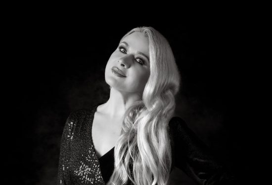 Ana Žagar Žena koja pjeva srcem Like i diše dušom Dalmacije Hello Magazin Croatia Hrvatska