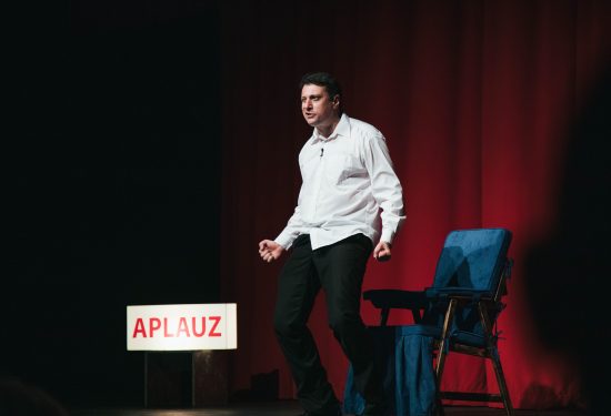 Andrija Milošević se vraća s hit-monodramom „Zlatni lančić od bižuterije“ - Tri grada i tri večeri pune smijeha!