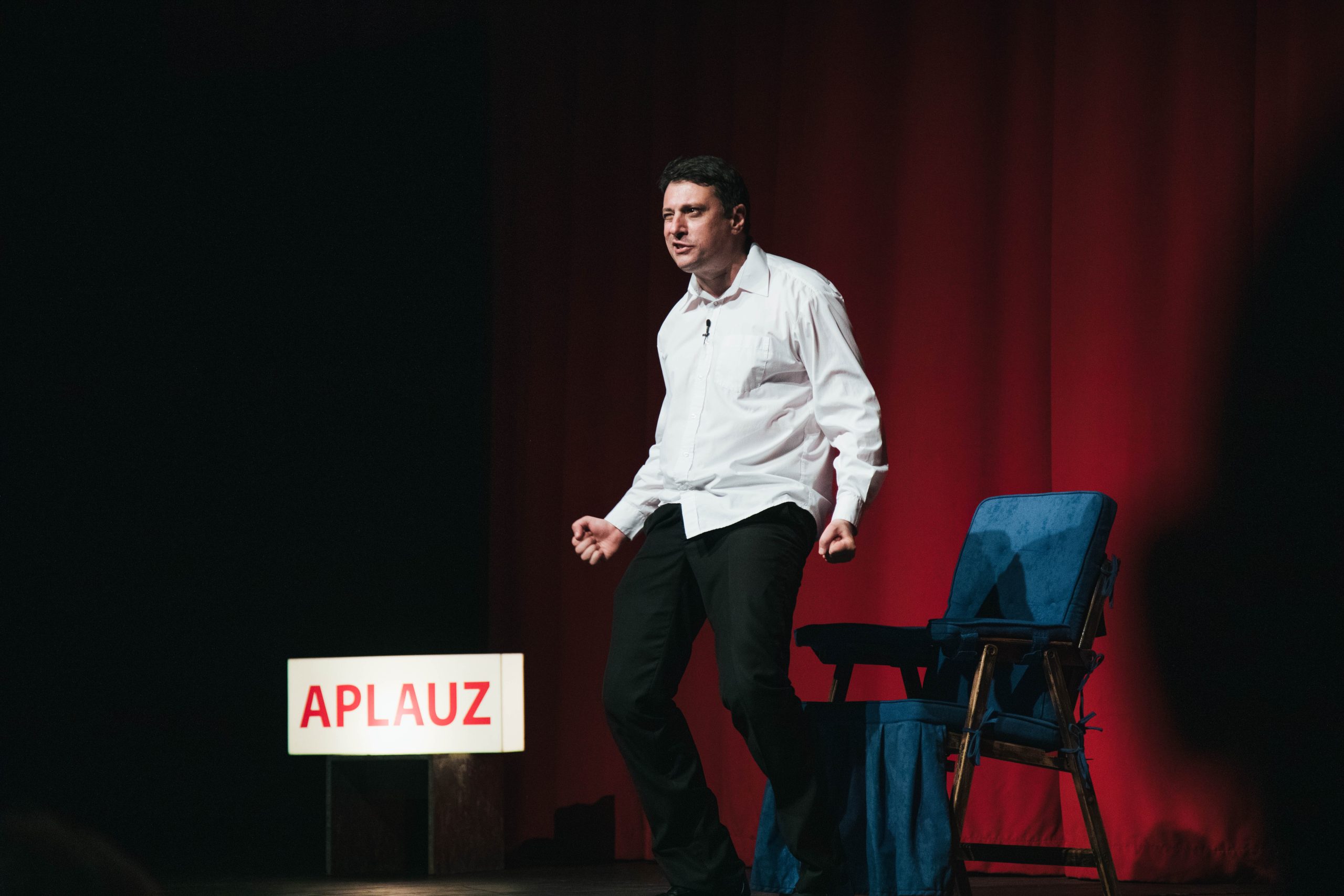 Andrija Milošević se vraća s hit-monodramom „Zlatni lančić od bižuterije“ - Tri grada i tri večeri pune smijeha!