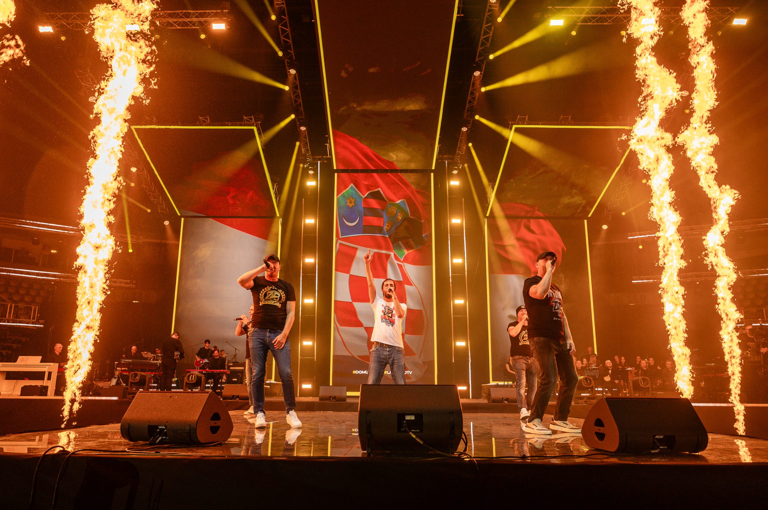 Domoljubni spektakl u Areni Zagreb, čak 146 glazbenika zapjevalo najveće hitove hrvatske glazbe uz tisuću zastava 