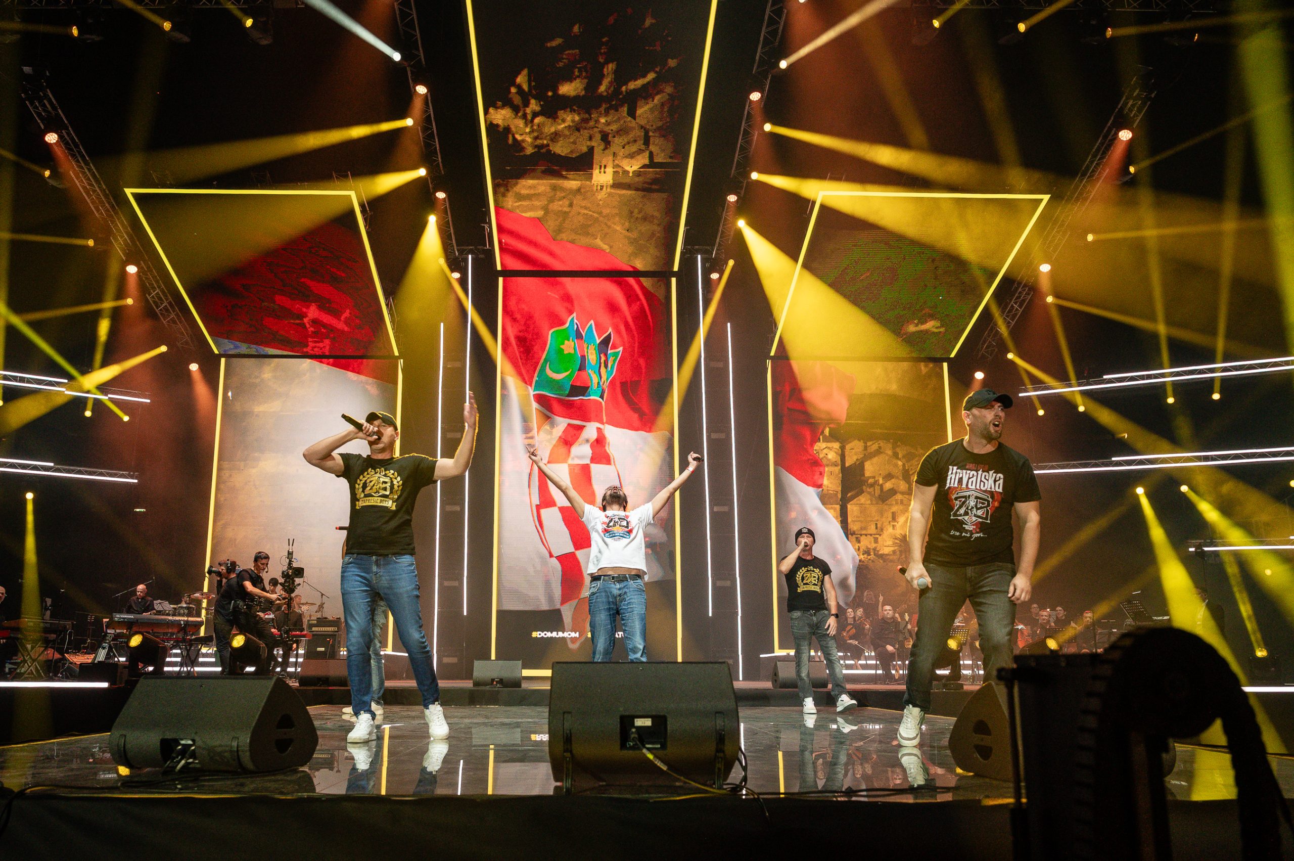 Domoljubni spektakl u Areni Zagreb, čak 146 glazbenika zapjevalo najveće hitove hrvatske glazbe uz tisuću zastava 