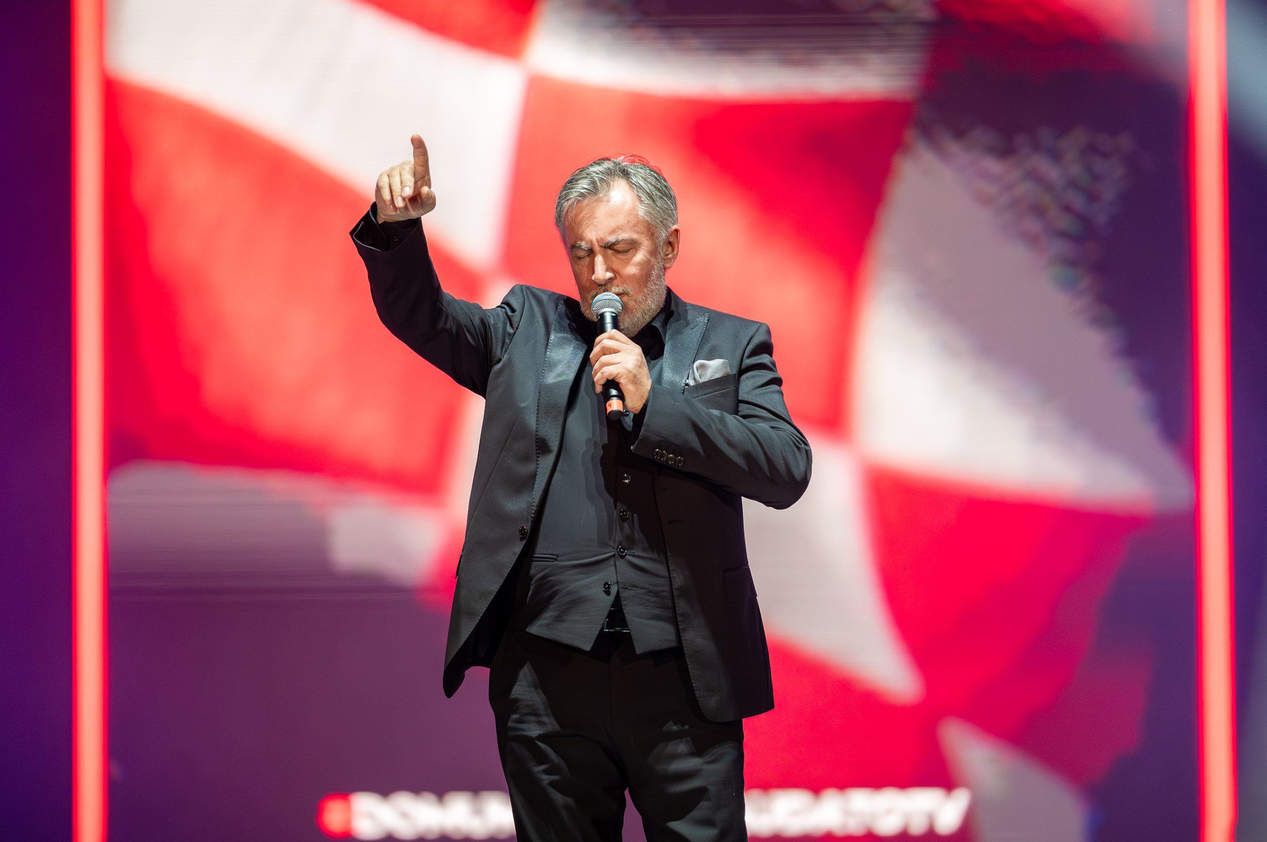 Domoljubni spektakl u Areni Zagreb, čak 146 glazbenika zapjevalo najveće hitove hrvatske glazbe uz tisuću zastava 