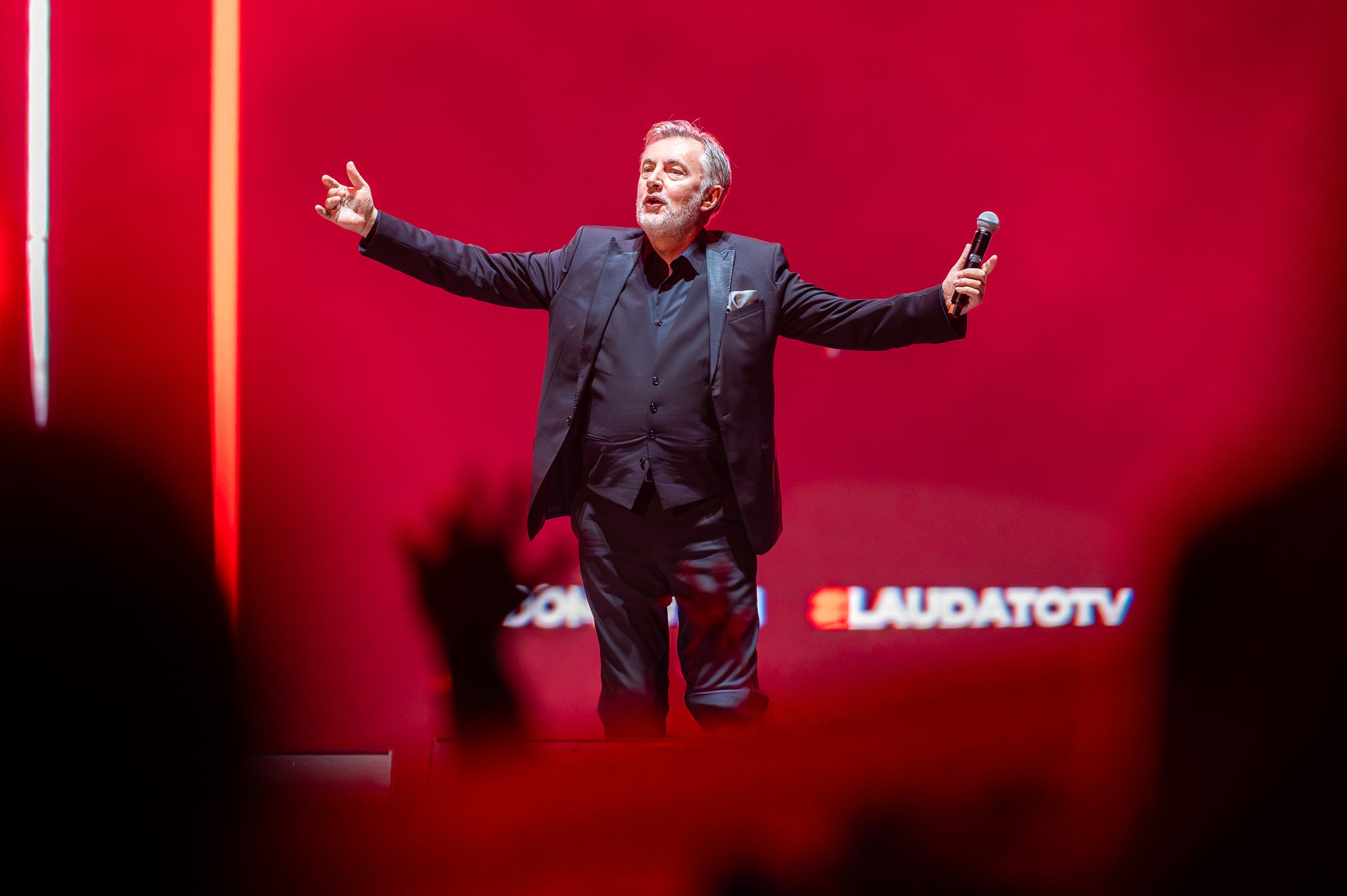 Domoljubni spektakl u Areni Zagreb, čak 146 glazbenika zapjevalo najveće hitove hrvatske glazbe uz tisuću zastava 