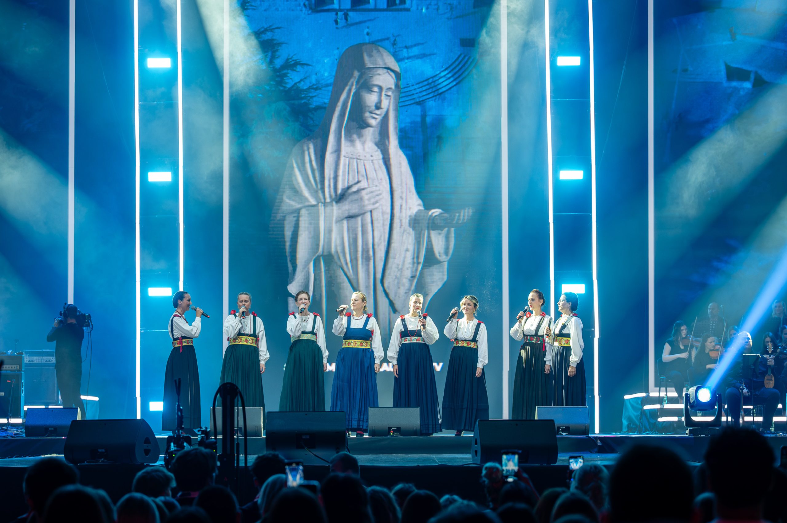 Domoljubni spektakl u Areni Zagreb, čak 146 glazbenika zapjevalo najveće hitove hrvatske glazbe uz tisuću zastava 