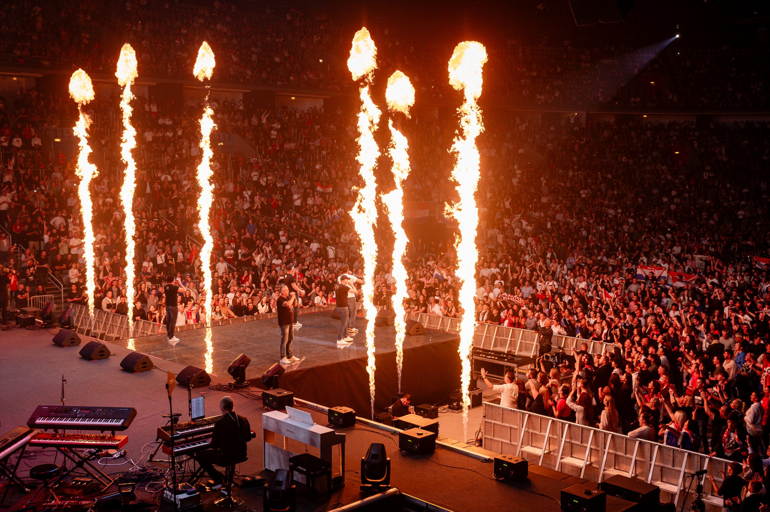 Domoljubni spektakl u Areni Zagreb, čak 146 glazbenika zapjevalo najveće hitove hrvatske glazbe uz tisuću zastava 