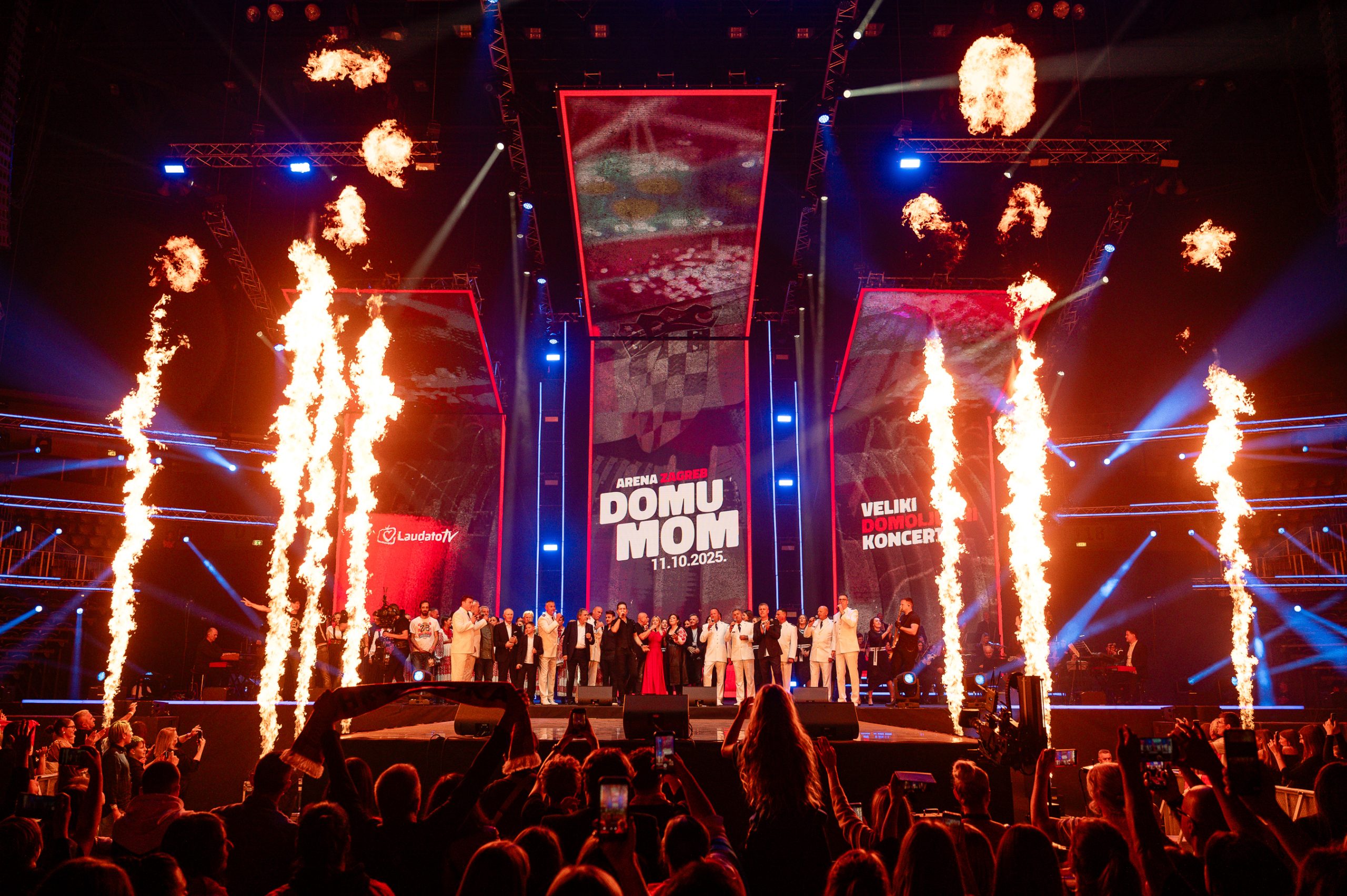 Domoljubni spektakl u Areni Zagreb, čak 146 glazbenika zapjevalo najveće hitove hrvatske glazbe uz tisuću zastava 