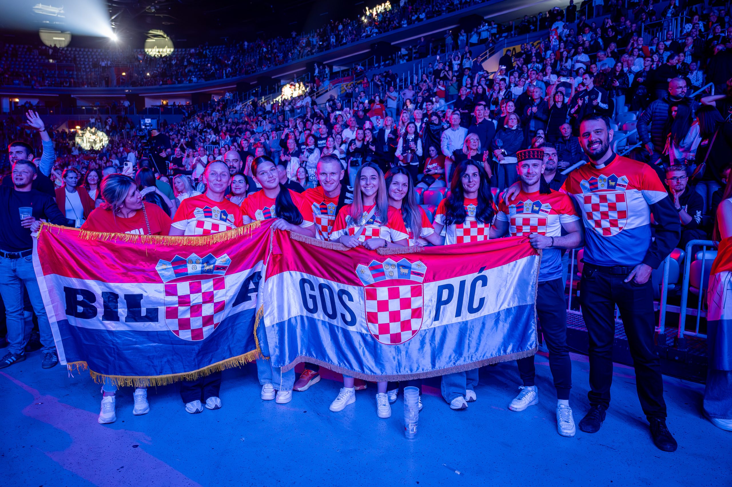 Domoljubni spektakl u Areni Zagreb, čak 146 glazbenika zapjevalo najveće hitove hrvatske glazbe uz tisuću zastava 