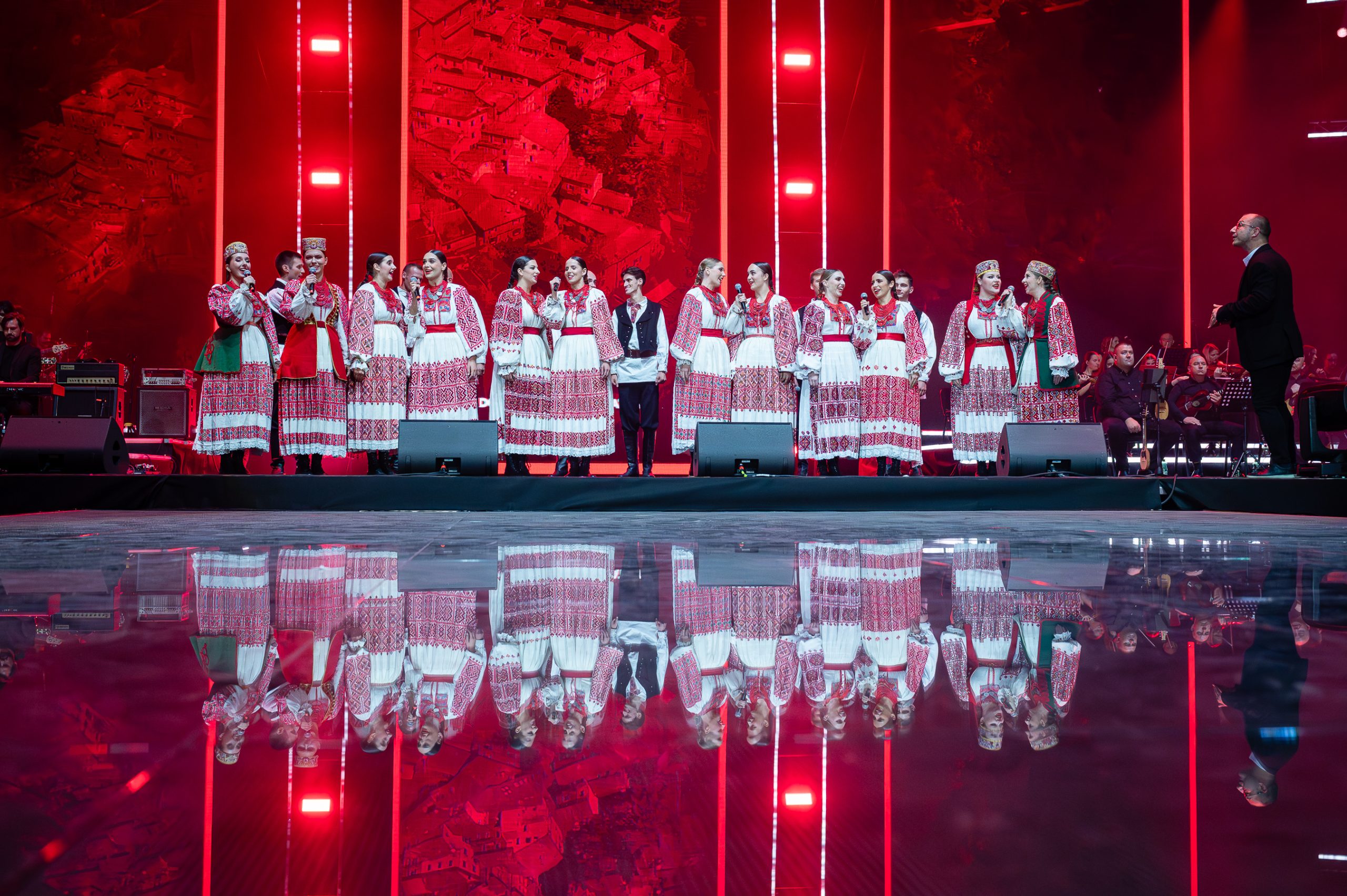 Domoljubni spektakl u Areni Zagreb, čak 146 glazbenika zapjevalo najveće hitove hrvatske glazbe uz tisuću zastava 