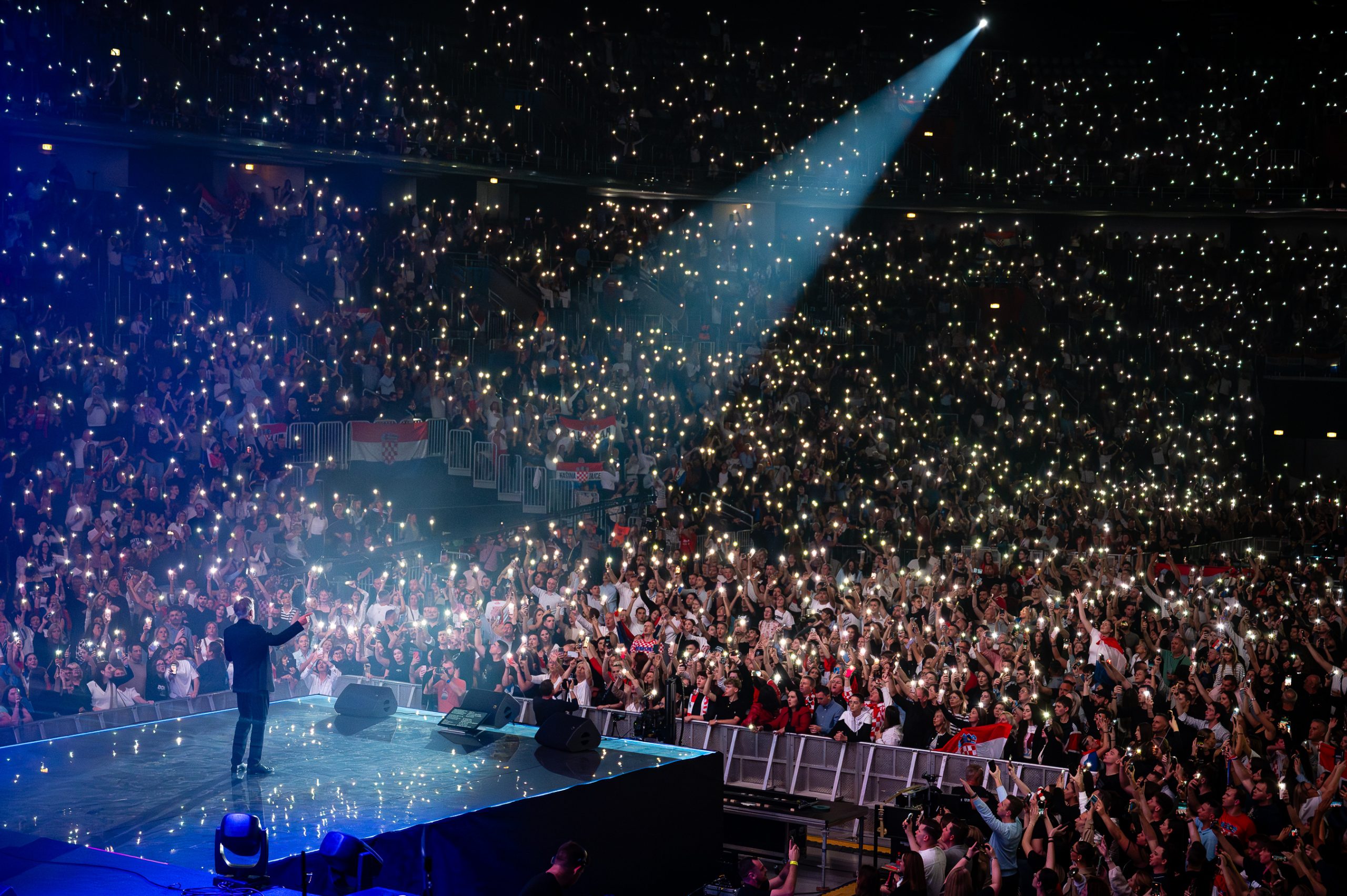 Domoljubni spektakl u Areni Zagreb, čak 146 glazbenika zapjevalo najveće hitove hrvatske glazbe uz tisuću zastava 