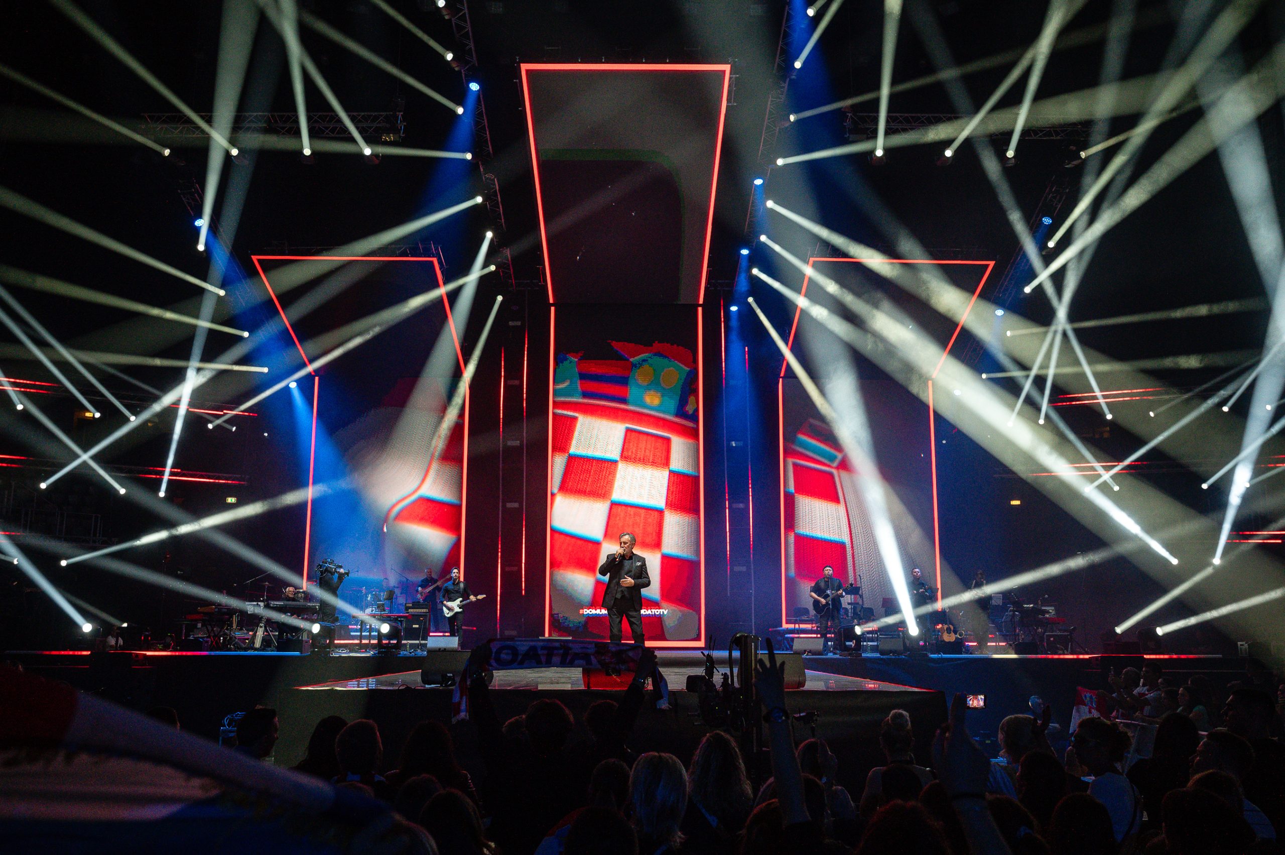 Domoljubni spektakl u Areni Zagreb, čak 146 glazbenika zapjevalo najveće hitove hrvatske glazbe uz tisuću zastava 