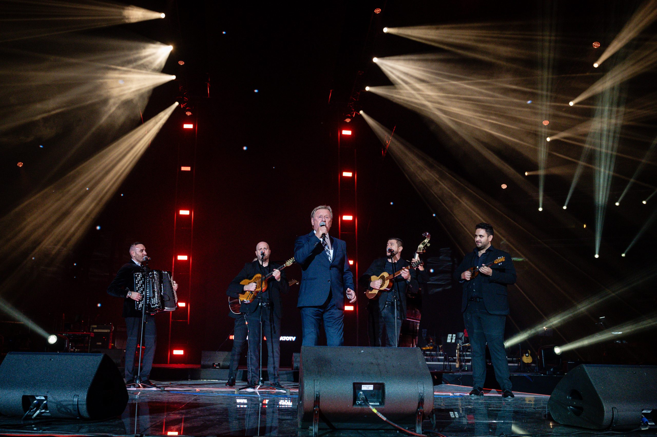 Domoljubni spektakl u Areni Zagreb, čak 146 glazbenika zapjevalo najveće hitove hrvatske glazbe uz tisuću zastava 