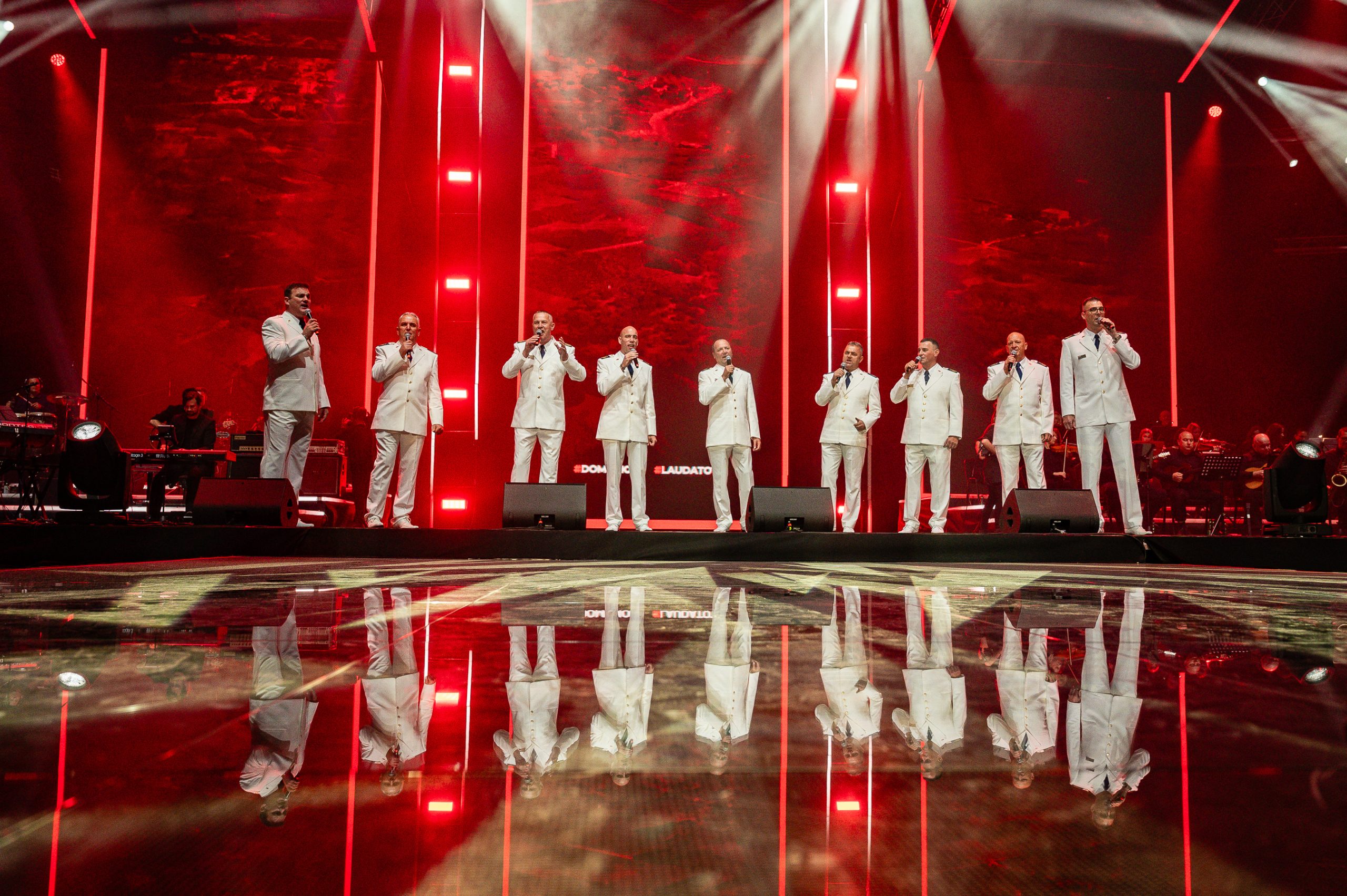 Domoljubni spektakl u Areni Zagreb, čak 146 glazbenika zapjevalo najveće hitove hrvatske glazbe uz tisuću zastava 