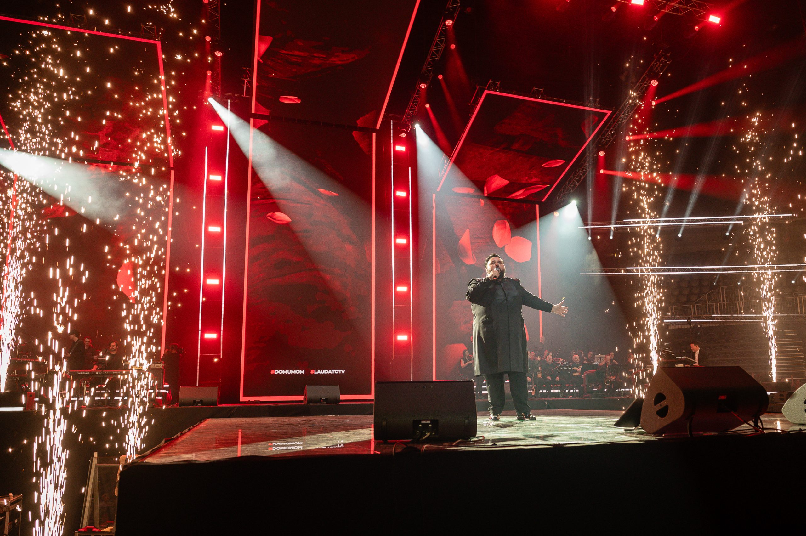 Domoljubni spektakl u Areni Zagreb, čak 146 glazbenika zapjevalo najveće hitove hrvatske glazbe uz tisuću zastava 