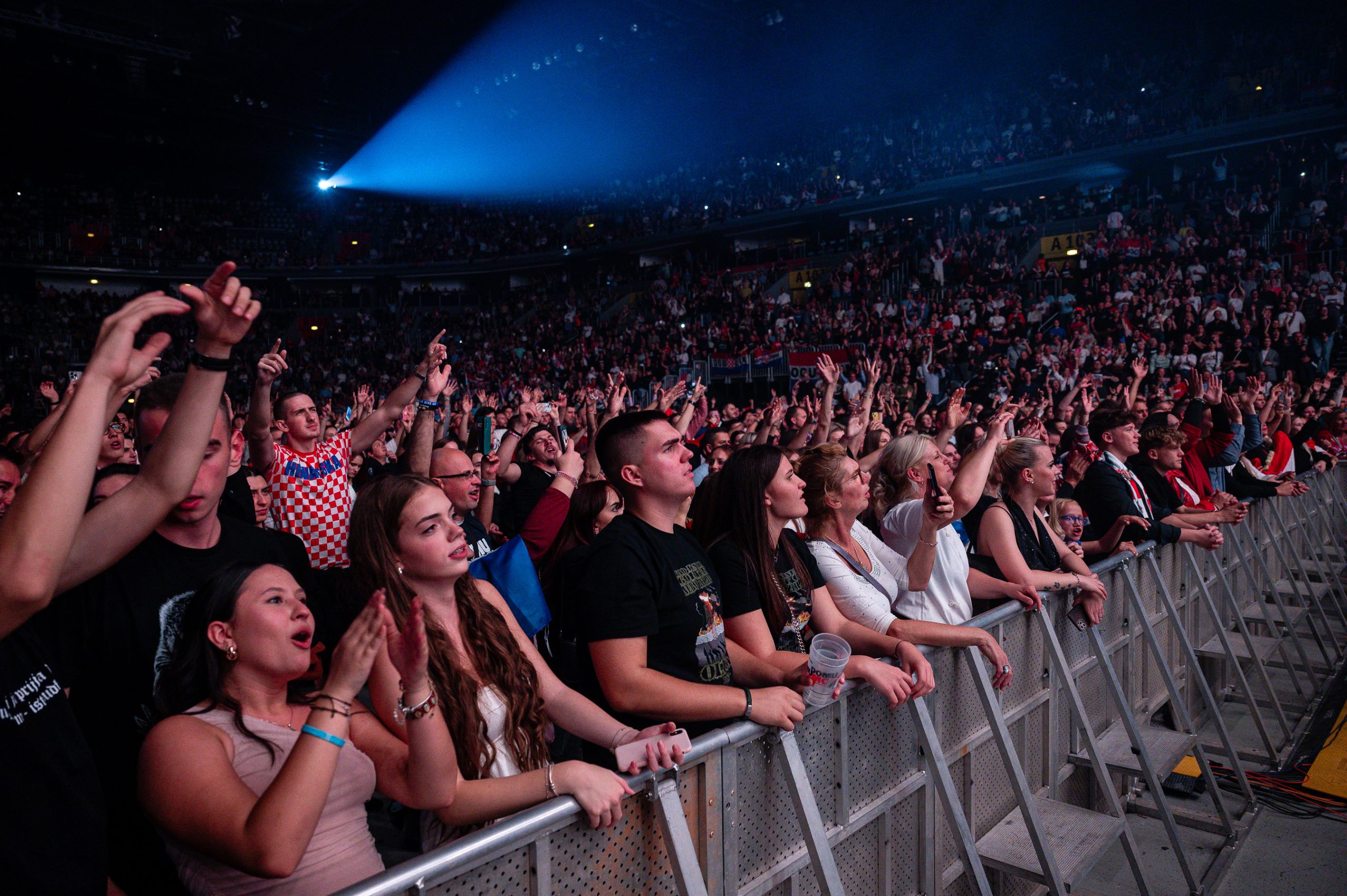 Domoljubni spektakl u Areni Zagreb, čak 146 glazbenika zapjevalo najveće hitove hrvatske glazbe uz tisuću zastava 