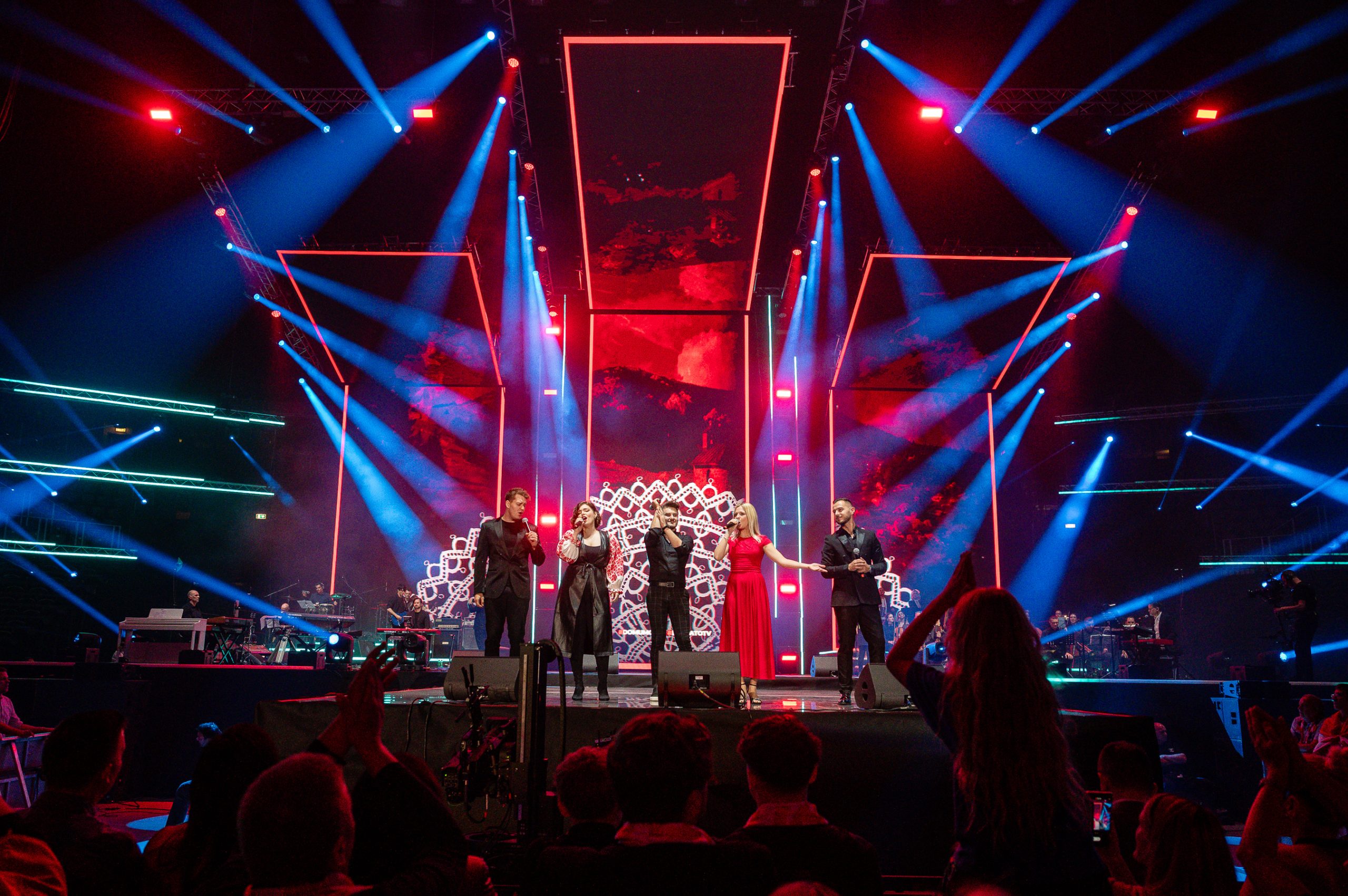 Domoljubni spektakl u Areni Zagreb, čak 146 glazbenika zapjevalo najveće hitove hrvatske glazbe uz tisuću zastava 