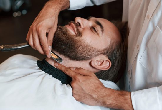 Frizer kao terapeut Otkrijte zašto muškarci ne prestaju pričati dok im peru kosu i kako to mijenja cijeli doživljaj njege