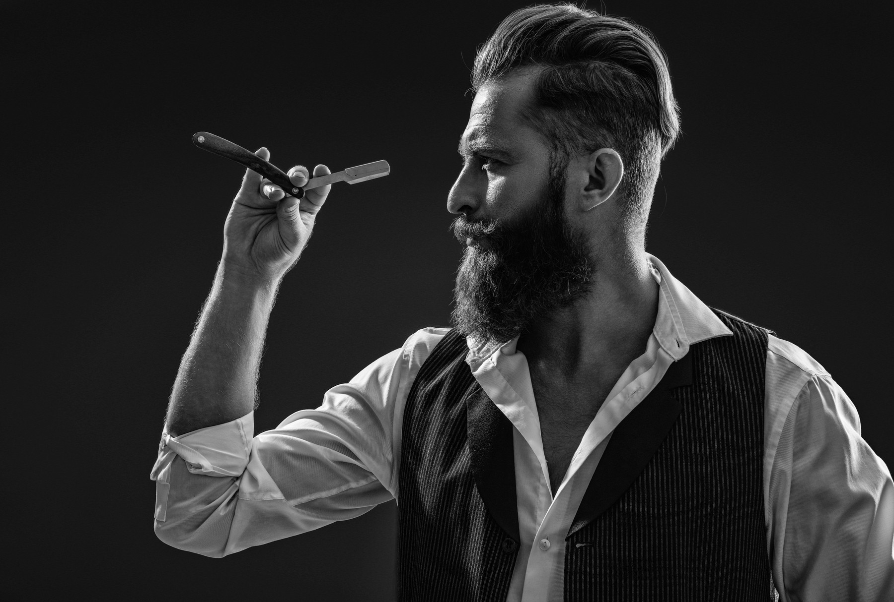 Frizer kao terapeut Otkrijte zašto muškarci ne prestaju pričati dok im peru kosu i kako to mijenja cijeli doživljaj njege