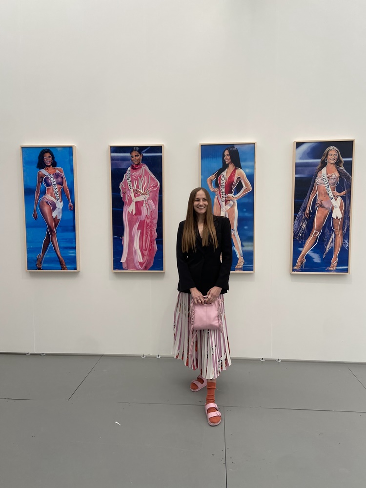 GRETCHEN ANDREW “FACETUNE PORTRAITS” ZRCALO DIGITALNIH TRANSFORMACIJA