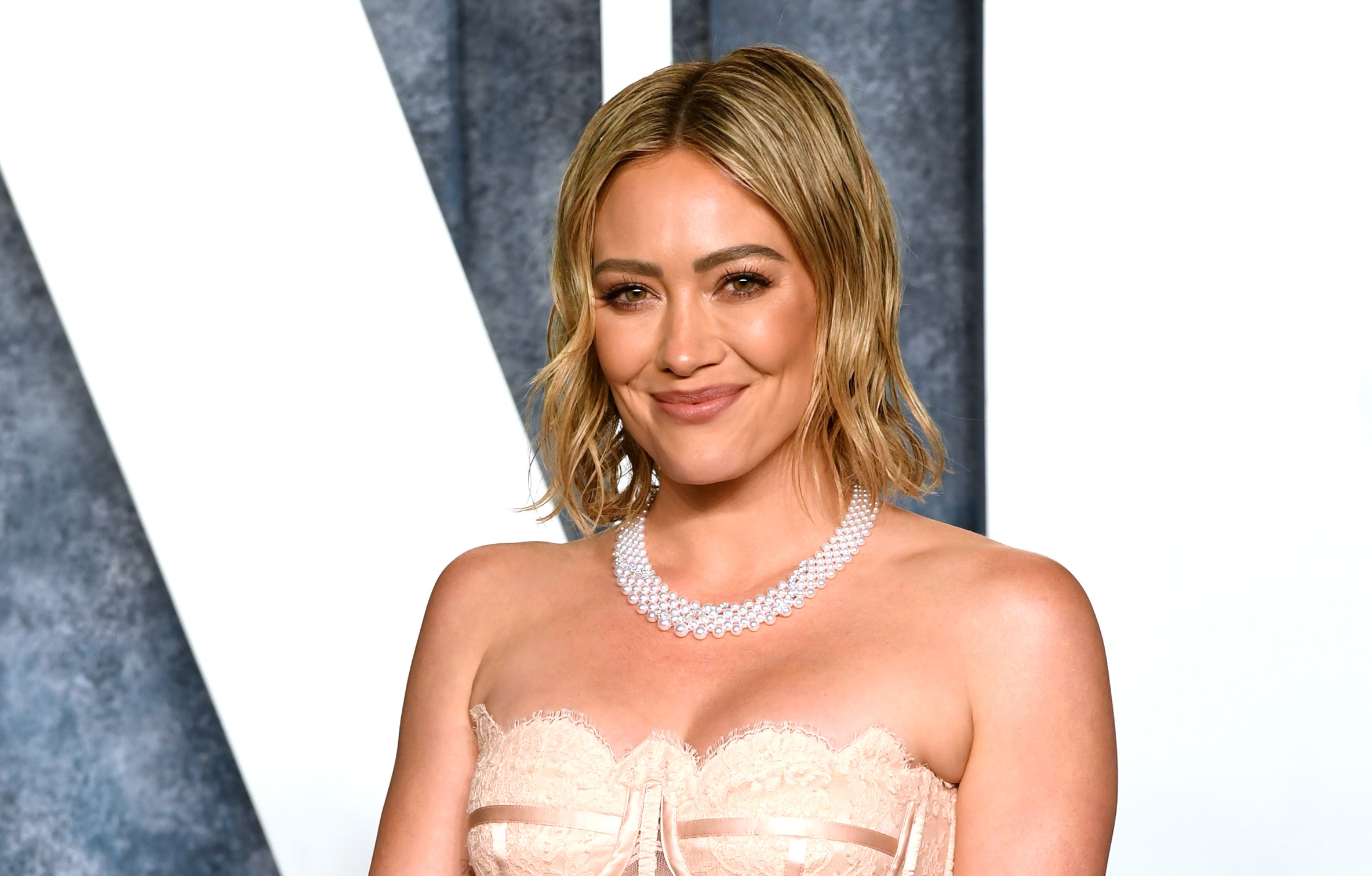 Hilary Duff i color block manikura Hello Magazin Caroatia Hrvatska