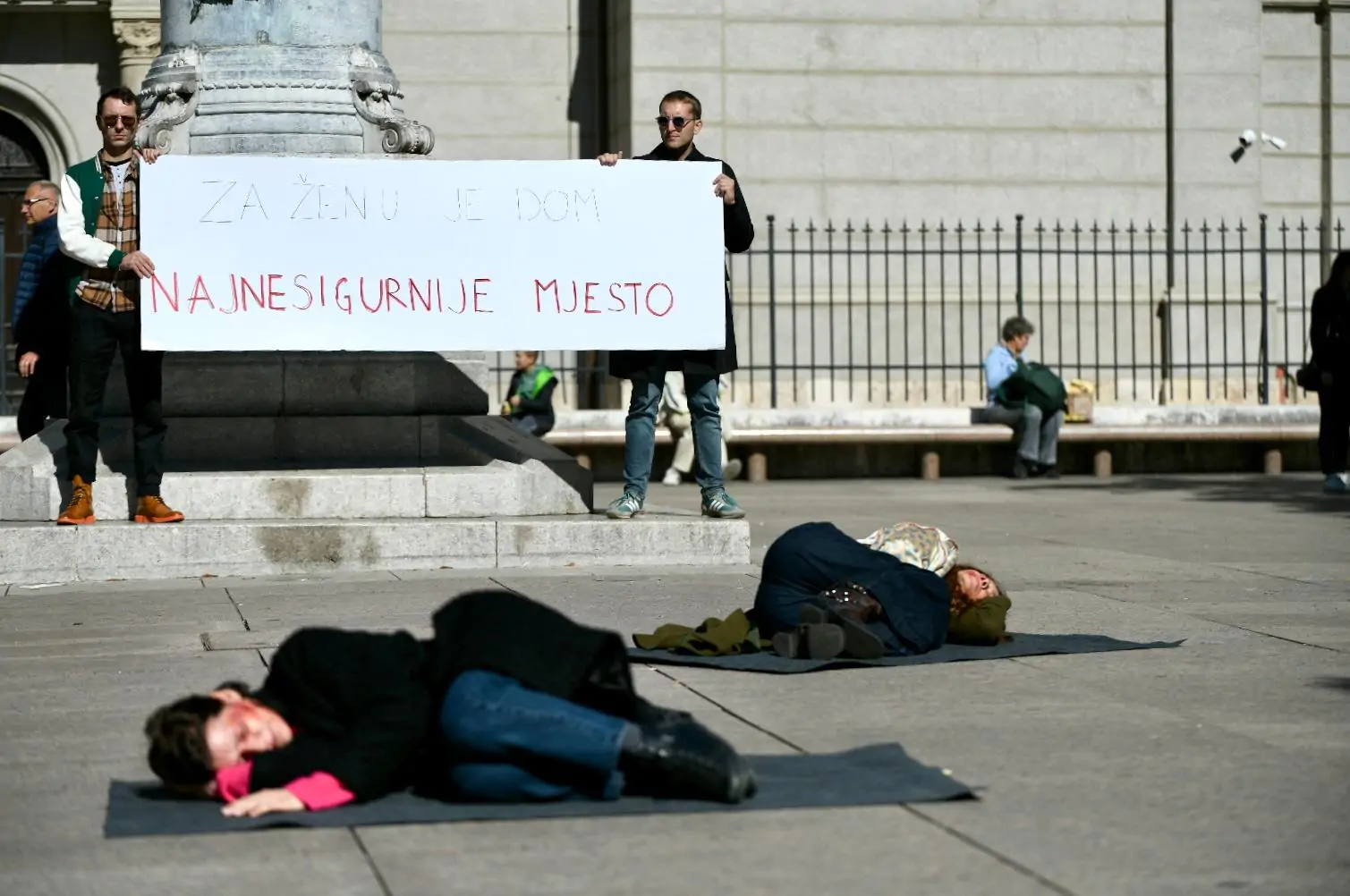 Jeste li uočili ženske siluete prekrivene plahtama i krvava lica na trgovima Donosimo detalje predstave Sigurna kuća 