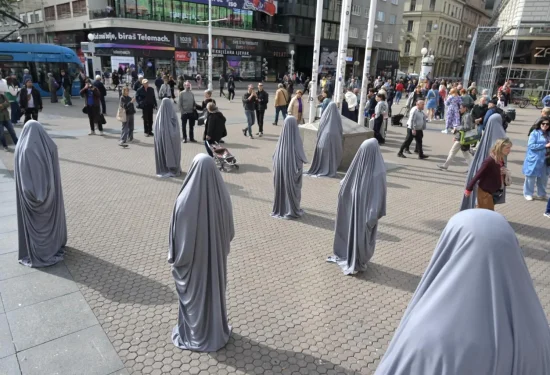 Jeste li uočili ženske siluete prekrivene plahtama i krvava lica na trgovima Donosimo detalje predstave Sigurna kuća