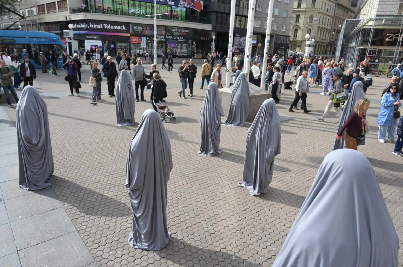 Jeste li uočili ženske siluete prekrivene plahtama i krvava lica na trgovima Donosimo detalje predstave Sigurna kuća