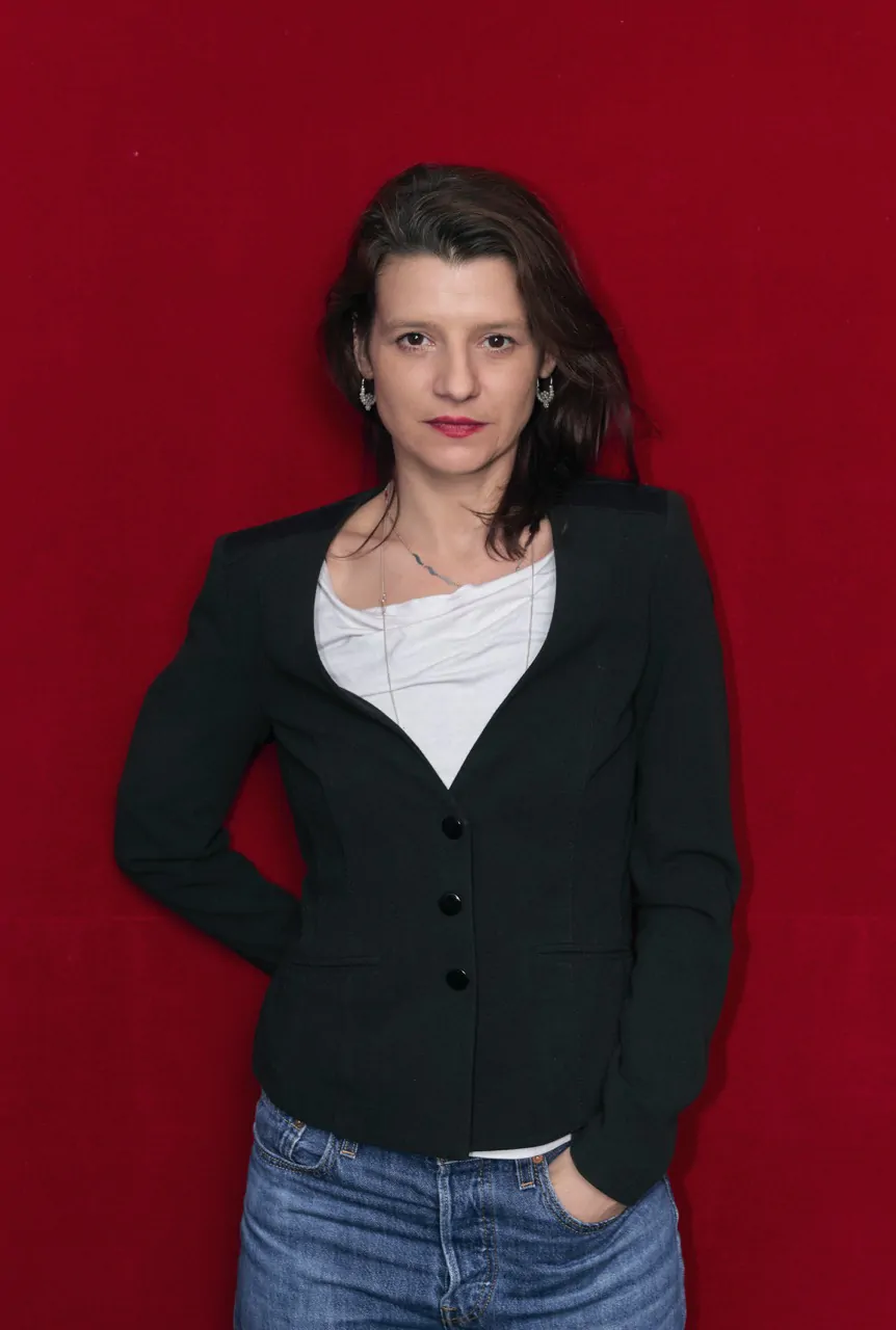 Jeste li uočili ženske siluete prekrivene plahtama i krvava lica na trgovima Donosimo detalje predstave Sigurna kuća 