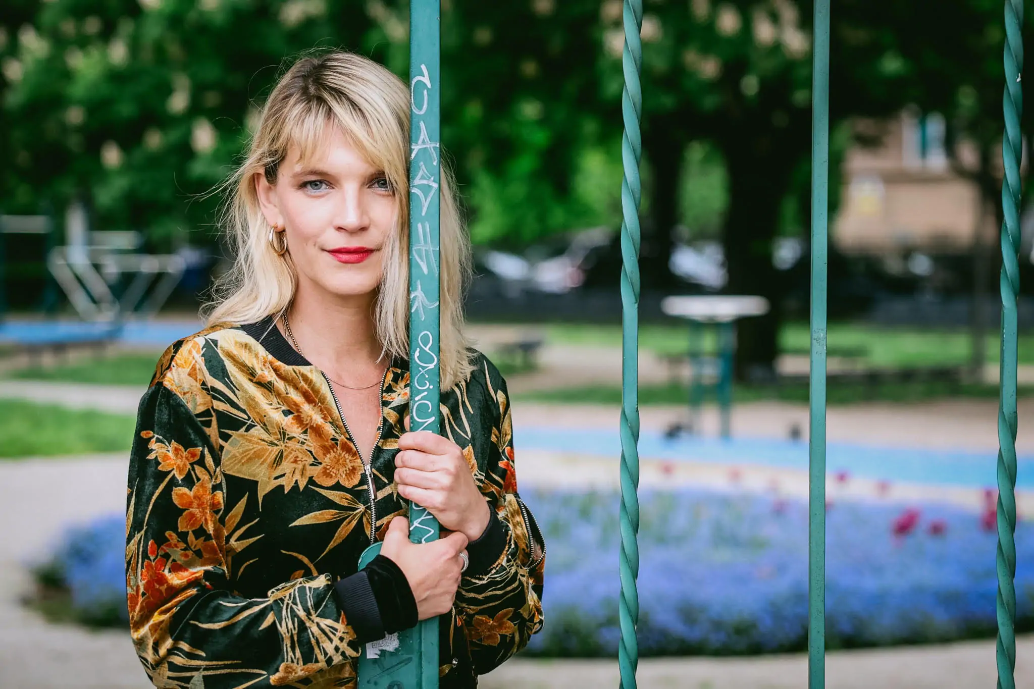 Jeste li uočili ženske siluete prekrivene plahtama i krvava lica na trgovima Donosimo detalje predstave Sigurna kuća 