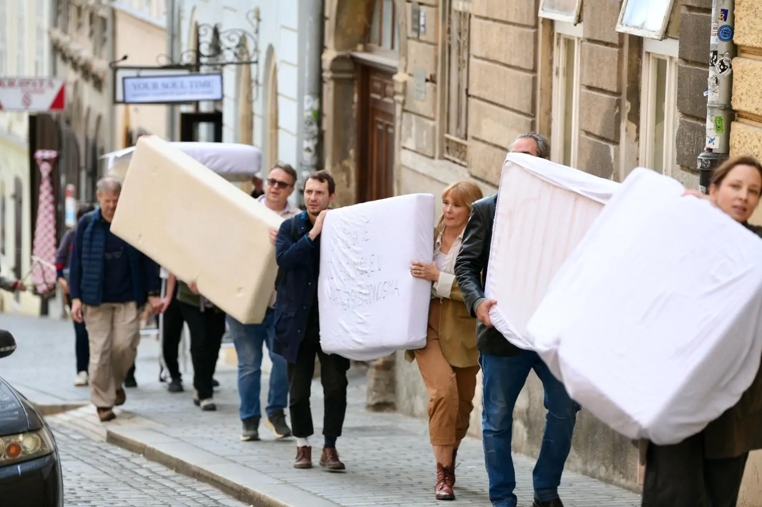 Jeste li uočili ženske siluete prekrivene plahtama i krvava lica na trgovima Donosimo detalje predstave Sigurna kuća 