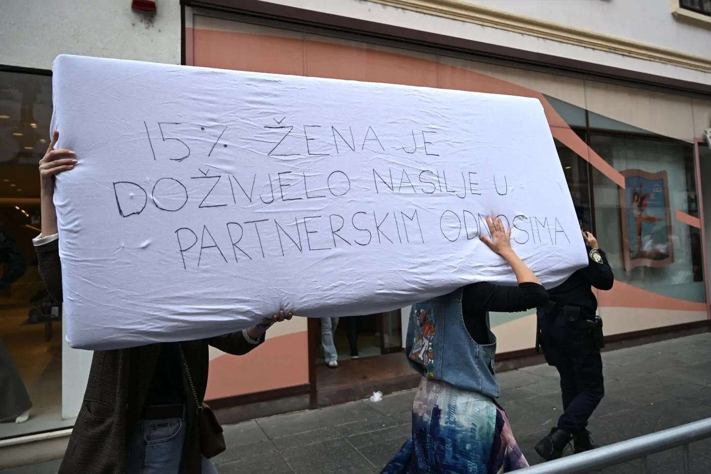 Jeste li uočili ženske siluete prekrivene plahtama i krvava lica na trgovima Donosimo detalje predstave Sigurna kuća 