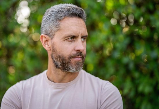 Kako prikriti sijede, a zadržati prirodan izgled Tajna muške kose koja oduzima godine bez laži i pretjerivanja