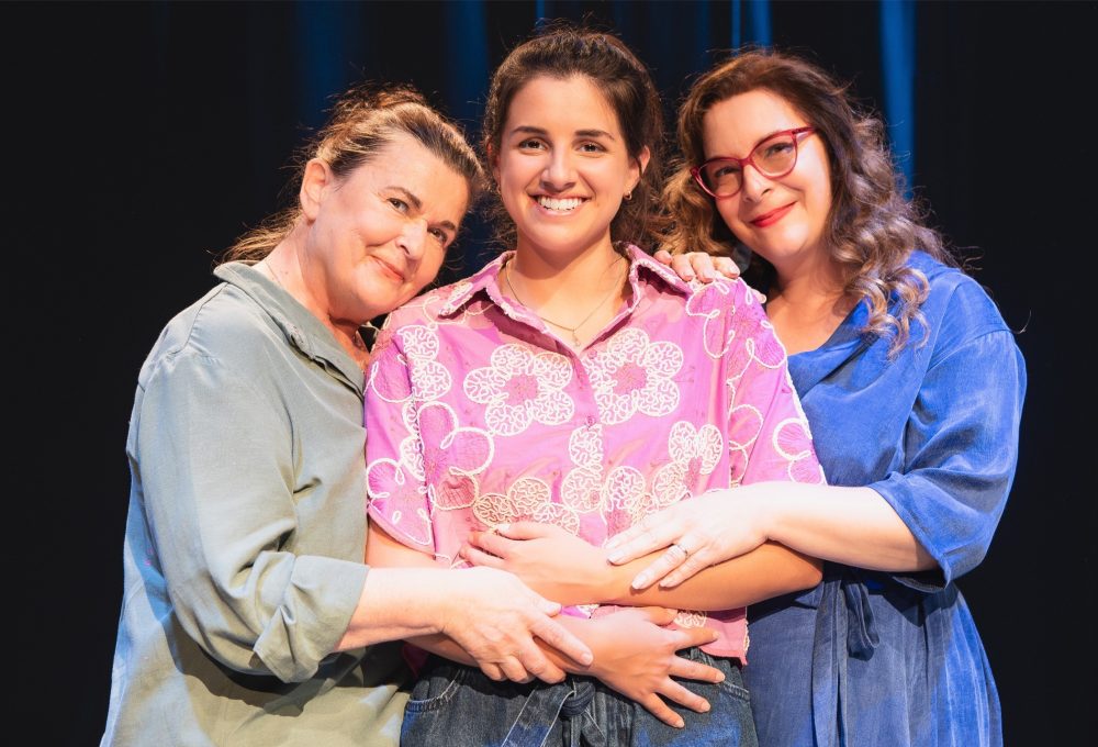 NOVA PREMIJERA TEATRA EXIT – MALO BLAGO PO TEKSTU ELAINE MURPHY, U REŽIJI I ADAPTACIJI LEE ANASTAZIJE FLEGER TE U IZVEDBI MIRELE BREKALO, JELENE MIHOLJEVIĆ I ANJE JOGUNICE