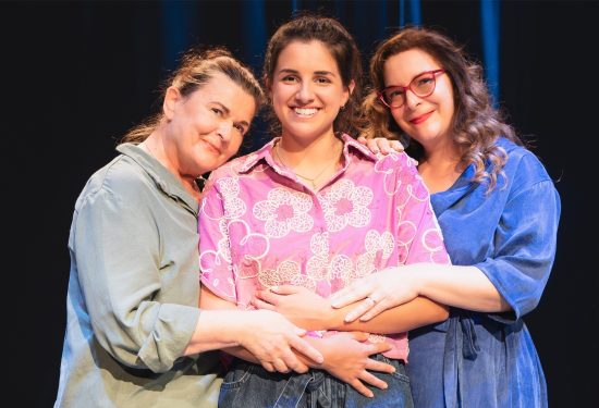 NOVA PREMIJERA TEATRA EXIT – MALO BLAGO PO TEKSTU ELAINE MURPHY, U REŽIJI I ADAPTACIJI LEE ANASTAZIJE FLEGER TE U IZVEDBI MIRELE BREKALO, JELENE MIHOLJEVIĆ I ANJE JOGUNICE