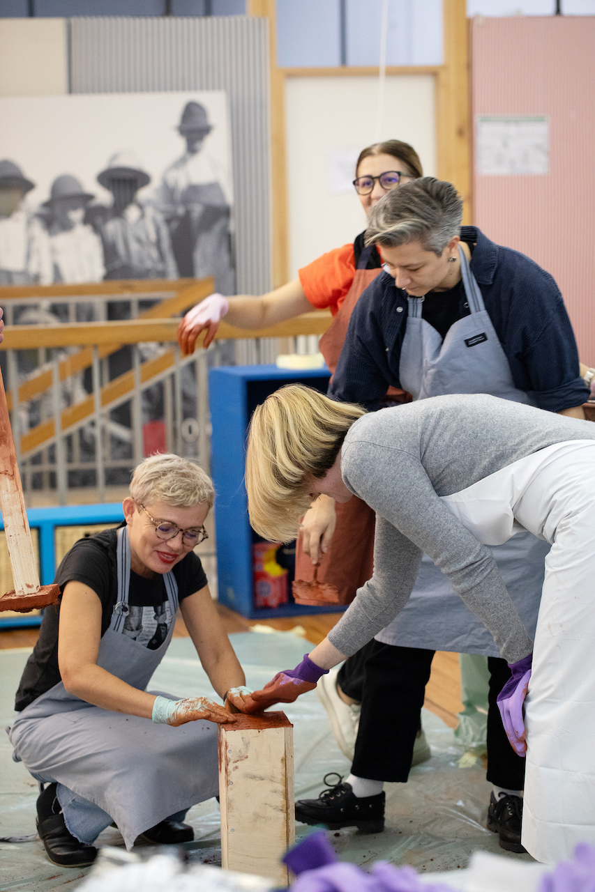 Međunarodna izložba Na izmaku svitanja u Etnografskom muzeju o identitetu, kolonijalnom naslijeđu i novim oblicima solidarnosti